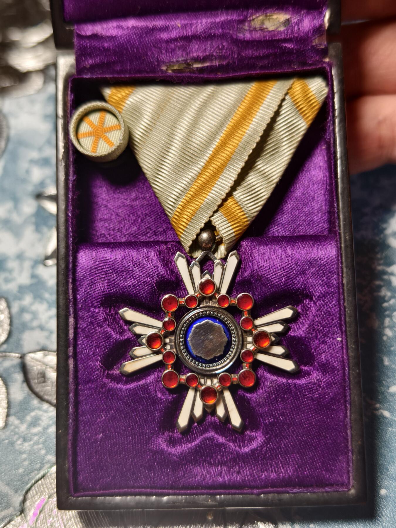 抚柳草堂-第十五期章牌钱币  奖章勋章限时免佣 满百包邮 放漏专场 勋六等瑞宝章 银质重19.3g 原盒带杯绶 稀少的m标 极美品七宝烧完好