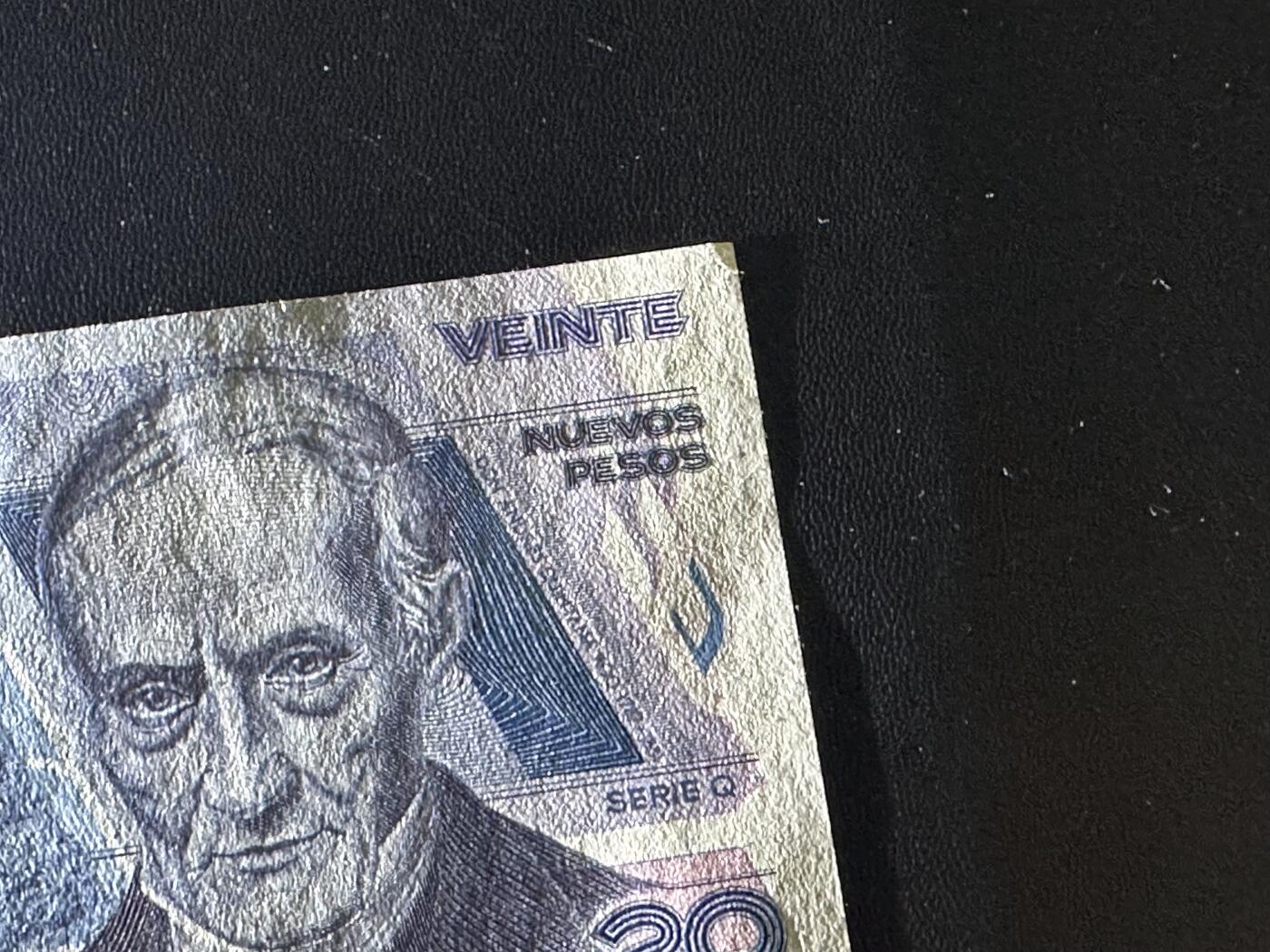 《外钞收藏家》第六百一十六期（精品场）（长期征集拍品、欢迎藏友们联系合作） 1992年墨西哥20比索 全新 一个角有瑕疵 无47