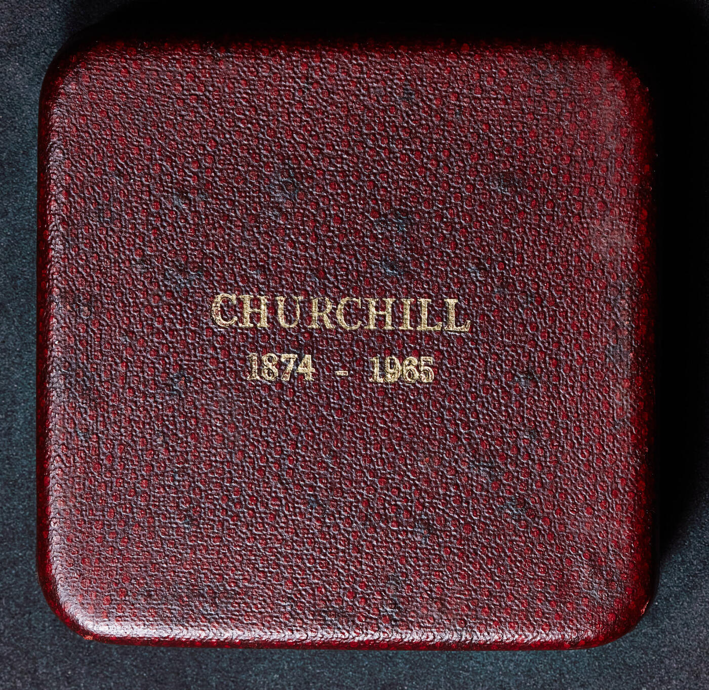 【俄甄集藏】2026年(049)03-18星期三 晚 19:30 全场包邮 英国1965年纪念前首相温斯顿·丘吉尔逝世大银章，原盒证，五彩酱彩老包浆，直径：57mm，重量：81.2克