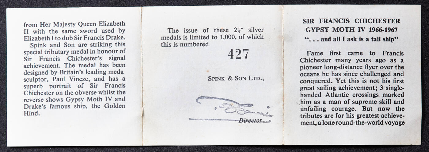【俄甄集藏】2026年(049)03-18星期三 晚 19:30 全场包邮 英国1967年纪念弗朗西斯·奇切斯特爵士环球航行大银章，原盒证，五彩酱彩老包浆，直径：57mm，重量：75.2克，发行量：1000枚，稀少品种