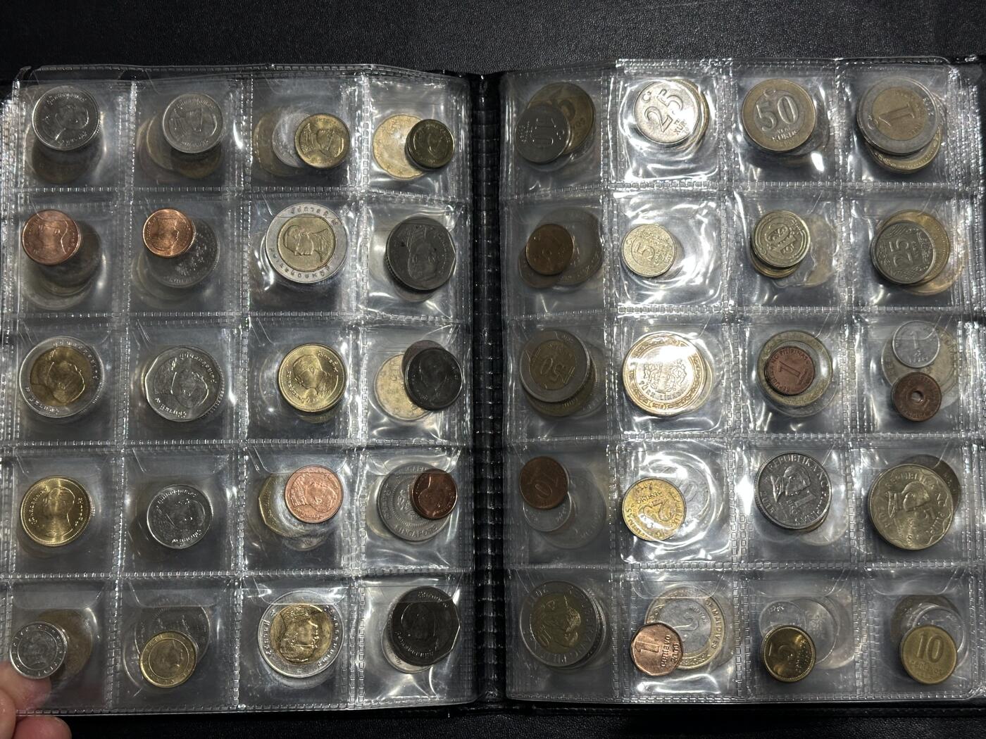 《外钞收藏家》第六百一十六期（精品场）（长期征集拍品、欢迎藏友们联系合作） 硬币收藏册一本 含硬币200多枚一起/成套硬币（欧元英镑加元等都有）