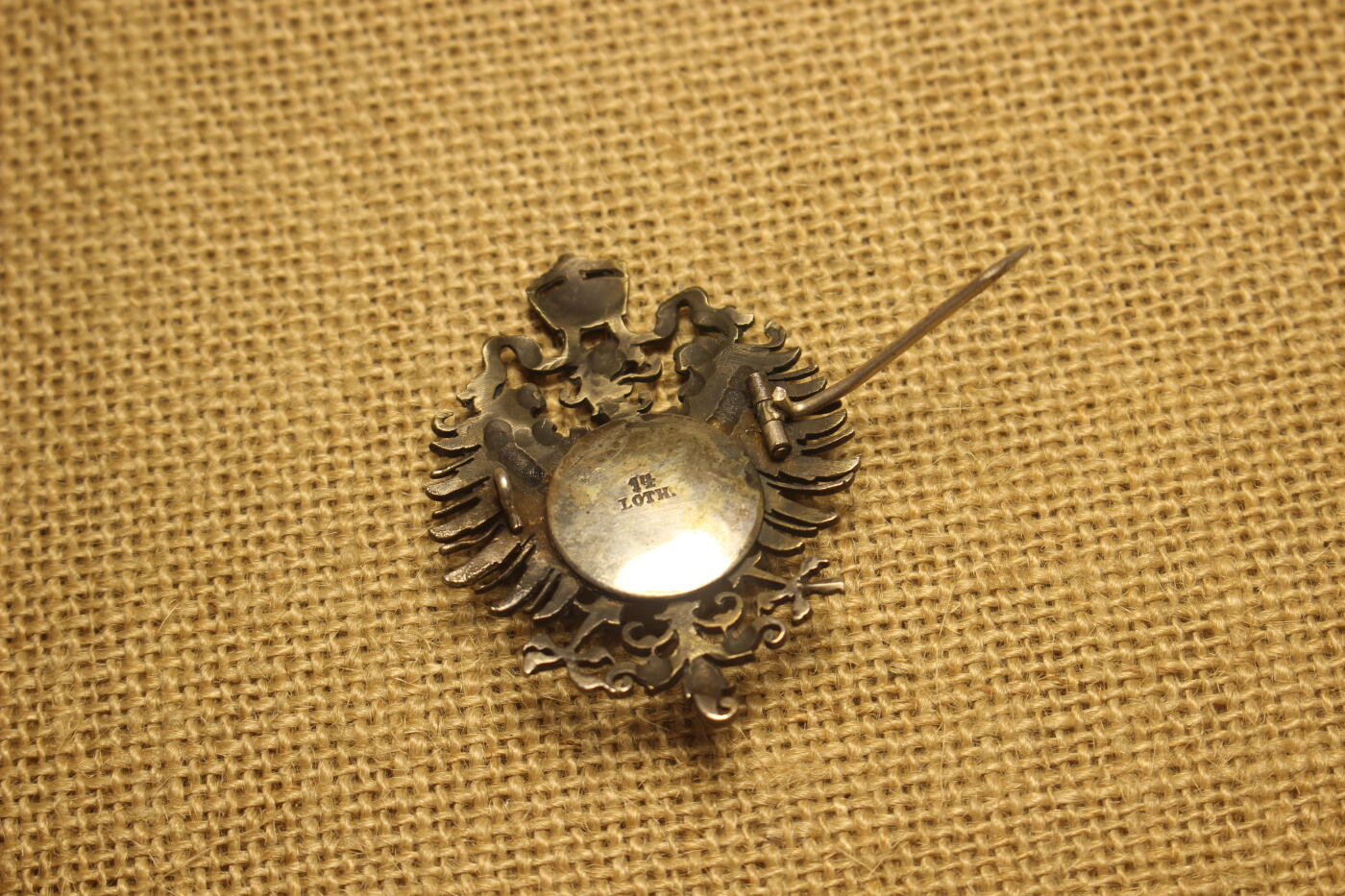 2026.3.14德系主题拍卖 普法战争红十字会纪念胸章，珠宝商私人订制产品，陶瓷彩绘，背盖打800银标Lot14，机测背盖含银量81%，章体其余部分为铜质，近库存品相