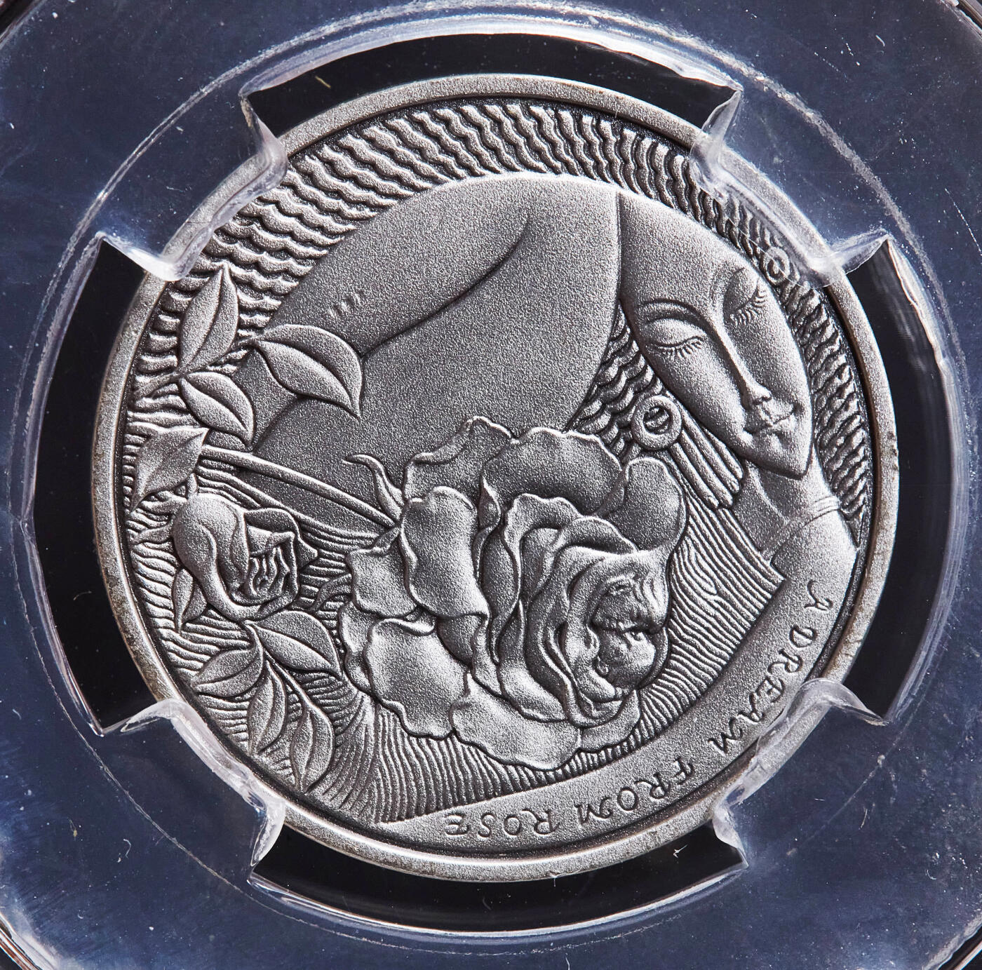 【俄甄集藏】2026年(049)03-18星期三 晚 19:30 全场包邮 日本2007年国际钱币设计大赛获奖“玫瑰之梦”银质复古纪念章，信泰 MS69，设计精美，重13.5克，999银，标签错误