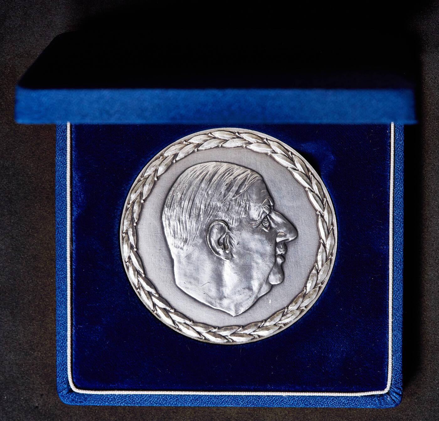 【俄甄集藏】2026年(049)03-18星期三 晚 19:30 全场包邮 法国1971年纪念前总统夏尔·戴高乐逝世大银章，原盒证，直径63mm，重135克，999银