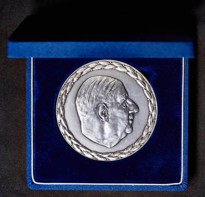 【俄甄集藏】2026年(049)03-18星期三 晚 19:30 全场包邮 - 法国1971年纪念前总统夏尔·戴高乐逝世大银章，原盒证，直径63mm，重135克，999银