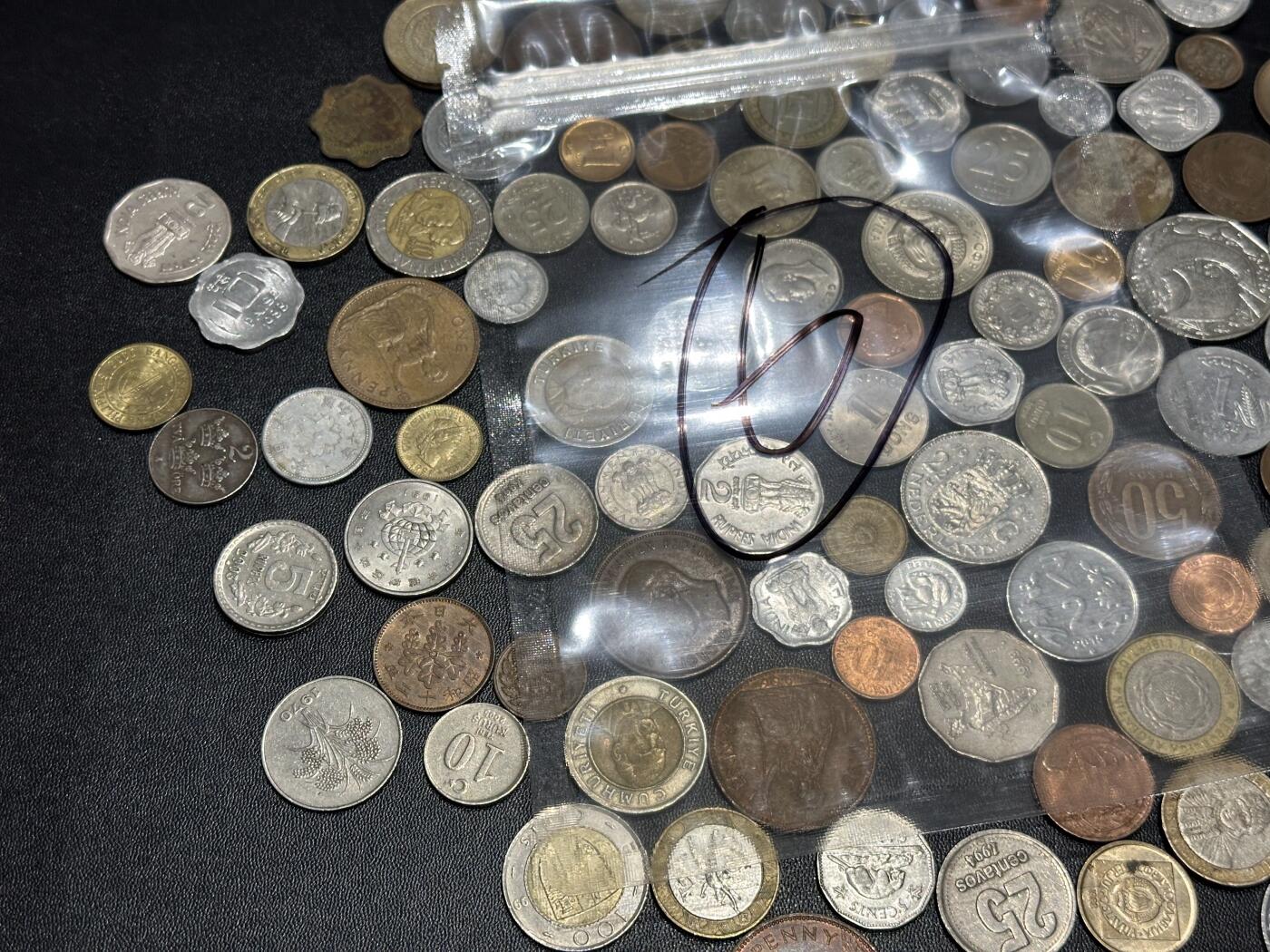 《外钞收藏家》第六百一十六期（精品场）（长期征集拍品、欢迎藏友们联系合作） 硬币包6号 几十枚一起