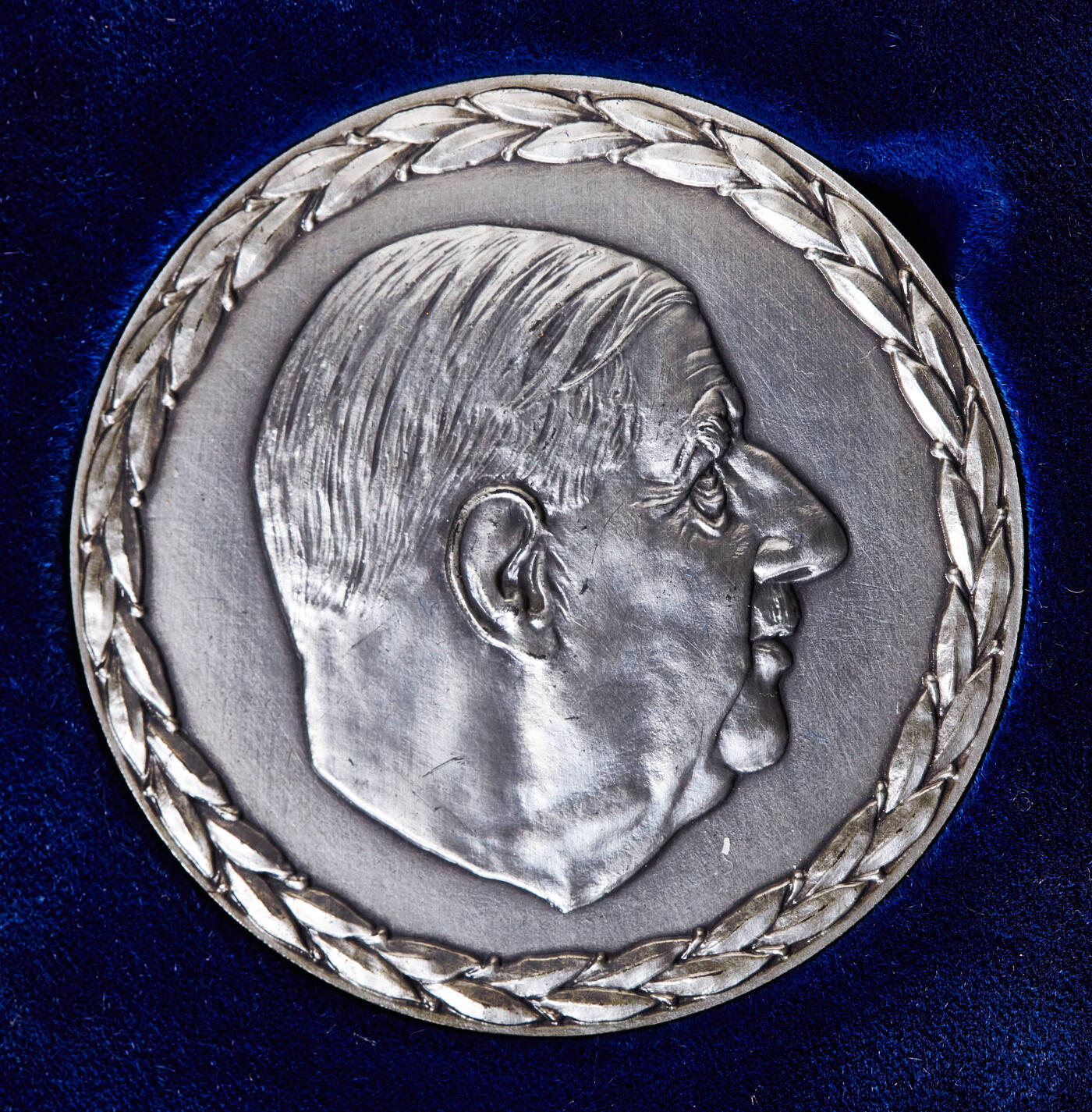 【俄甄集藏】2026年(049)03-18星期三 晚 19:30 全场包邮 法国1971年纪念前总统夏尔·戴高乐逝世大银章，原盒证，直径63mm，重135克，999银