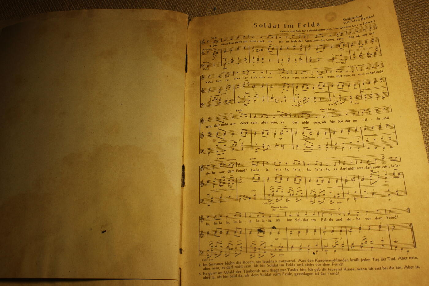 2026.3.14德系主题拍卖 德三士兵周刊，1942年第7期，国防军统帅部出版，合计46页，包含了一些小故事和东线的民俗文化等，夹页带战地明信片，年代久远纸张略有痕迹，结构完好