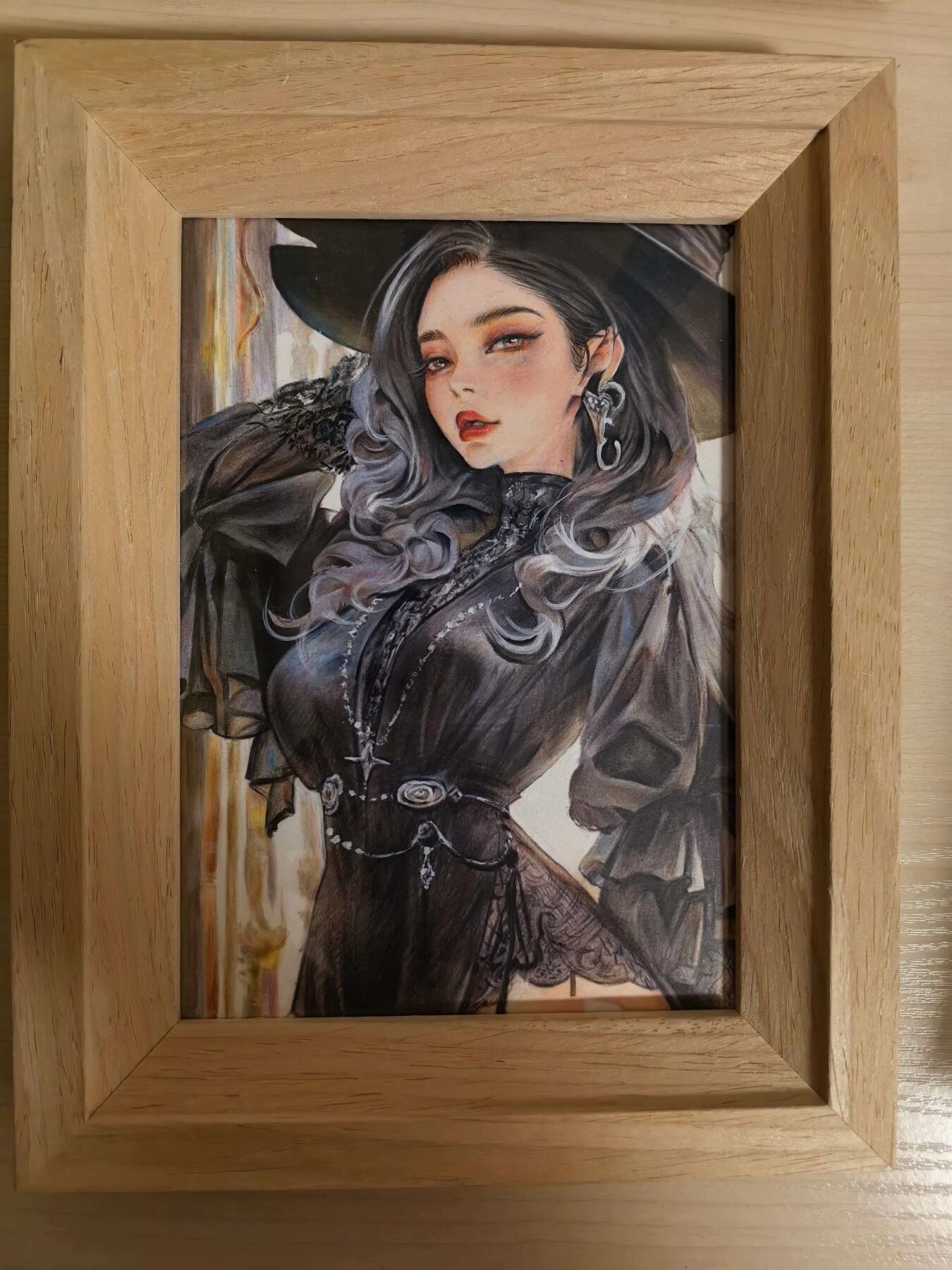 阳大大卡牌拍卖第104期（持续收拍品，周五晚上九点截拍，进群福利早知道） 【原画】顶流画师 妖妖 八尺夫人 A6尺寸 唇色鲜红饱满欲滴，是整幅画最跳脱的色彩，象征欲望、权力或诅咒