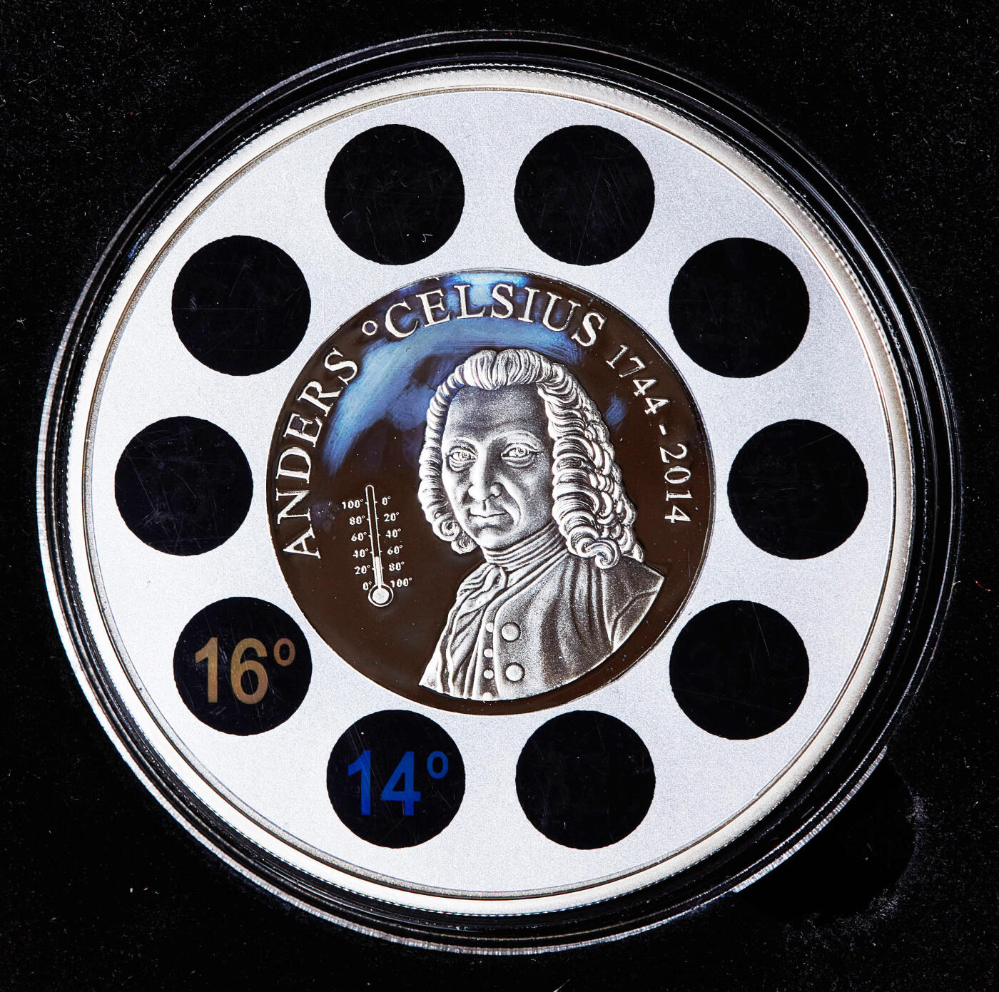 【俄甄集藏】2026年(049)03-18星期三 晚 19:30 全场包邮 库克群岛2014年纪念瑞典物理学家、天文学家、摄氏温度创始人安德斯·摄尔修斯逝世270周年5元精制彩绘大银币，原盒证，重31.1克，925银，发行量1744枚