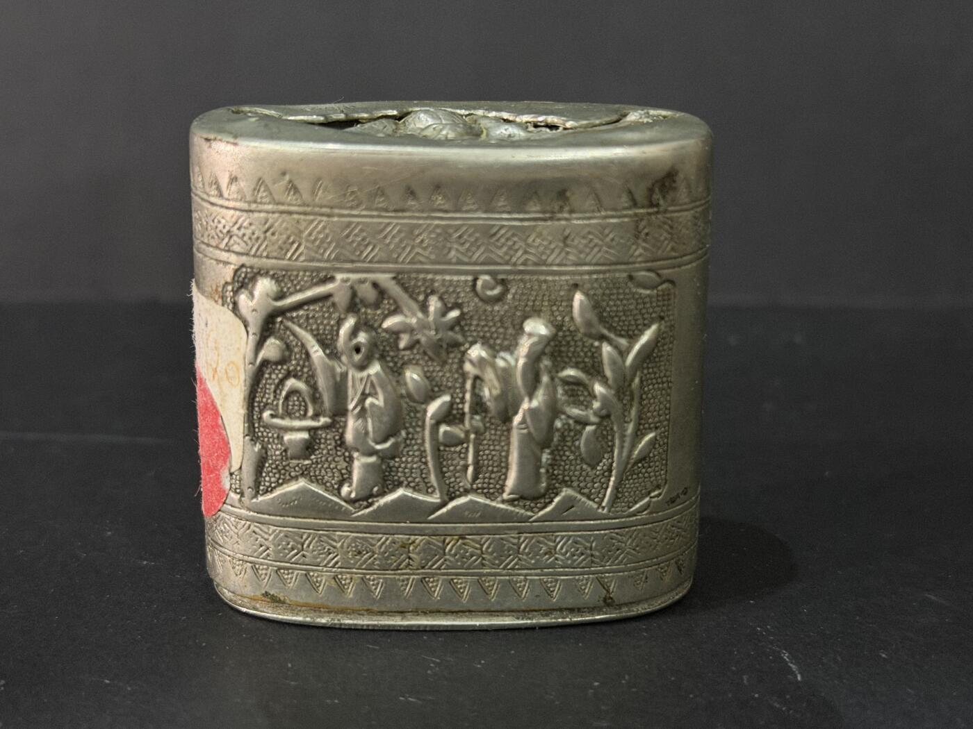 海外回流精品专场 法国回流晚清民国银制或白铜烟膏盒（4.5cmX4.7cm，79.6g，有底款）