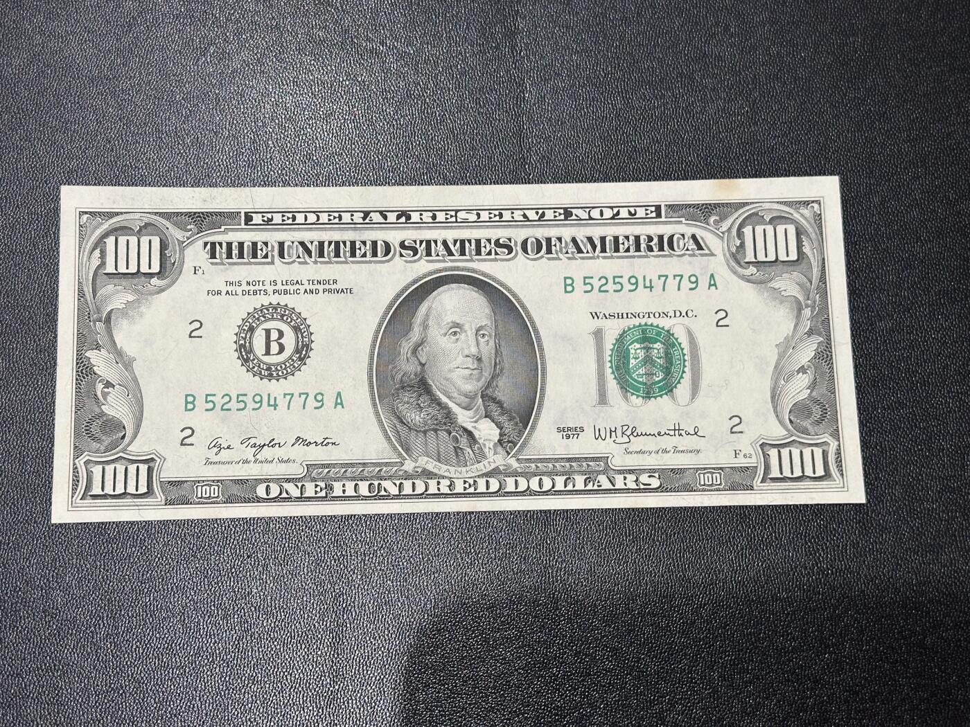 《外钞收藏家》第六百一十六期（精品场）（长期征集拍品、欢迎藏友们联系合作） 1977年美国小头版100美元 全新不绝轻微潮