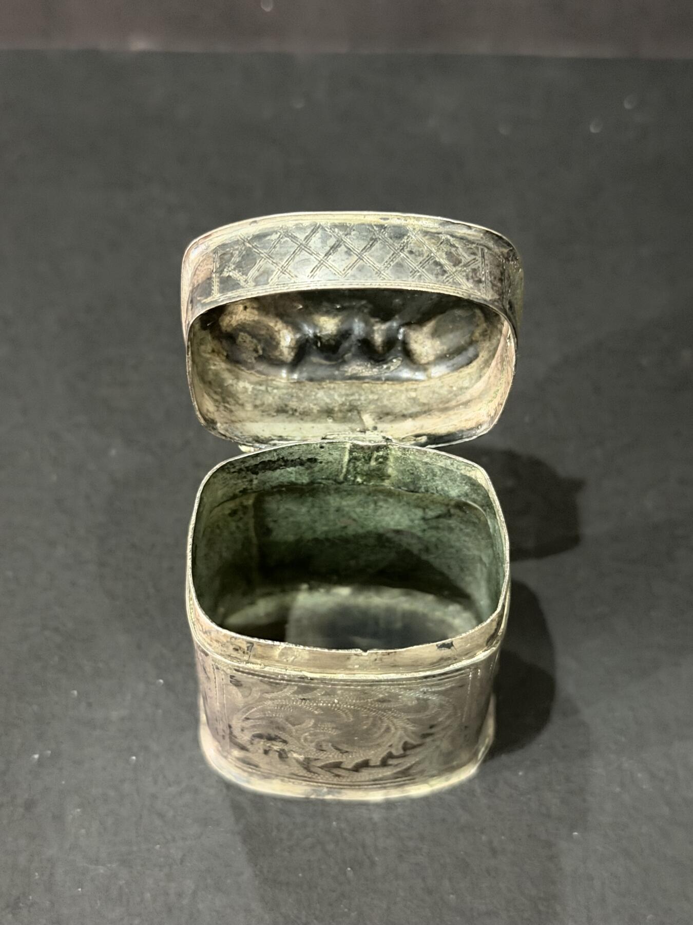 海外回流精品专场 法国回流19世纪银制牙膏盒（高：4.7cm，重：33.6g，有银标如图，不确定含银量）