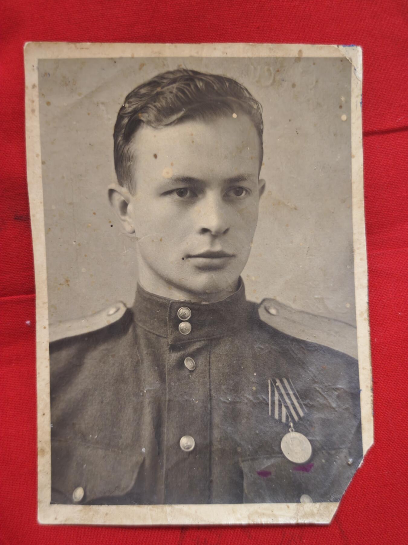 橙子收藏第五期 (鸽）一套苏联克格勃上校克鲁普诺夫·尼古拉·雅科夫列维奇的个人遗物组，中央发金表+上校肩章+克格勃贺卡+青年照片。是研究苏联情报与边防军事历史的珍贵实物档案