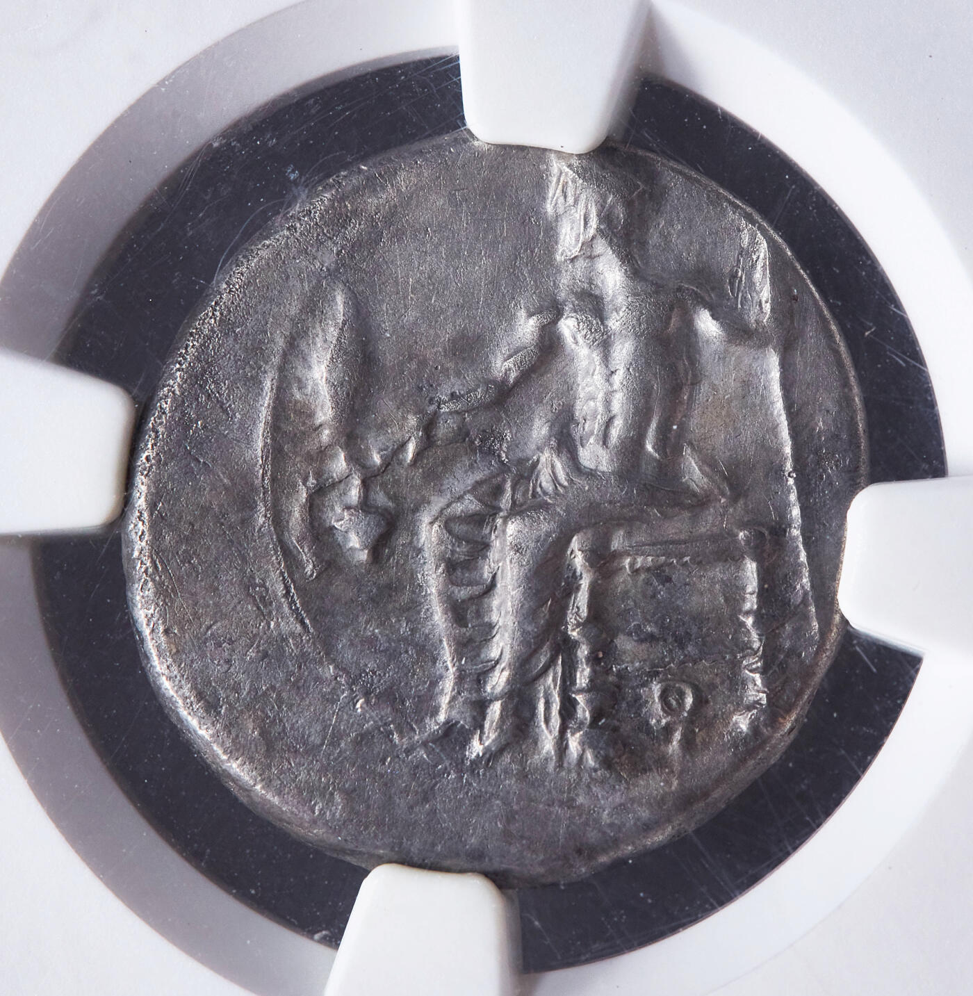 【俄甄集藏】2026年(049)03-18星期三 晚 19:30 全场包邮 古希腊西里西亚塔尔苏斯公元前361-前328年波斯总督马札伊俄斯1斯塔特狮子捕鹿银币，NGC ChVF (Str4/5, Sur3/5)，正面是东方神话中的主神巴力塔尔神坐像，一手持权杖一手持麦穗葡萄，背面雄狮扑咬公鹿，直径23mm，重10.34克，稀有品种