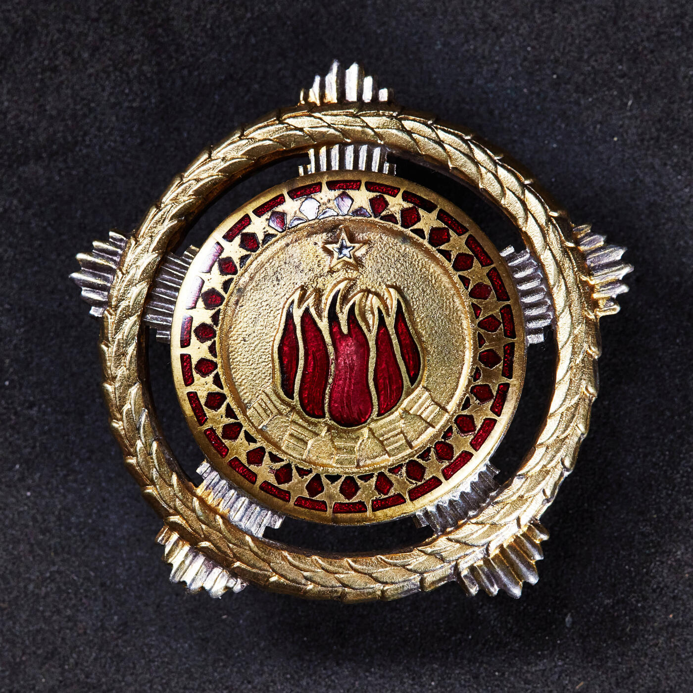 【俄甄集藏】2026年(049)03-18星期三 晚 19:30 全场包邮 南斯拉夫社会主义共和国一级兄弟团结与友谊勋章，银质镀金珐琅，轮版带银标，全品，直径：50mm，重量：49.7克，少见品种