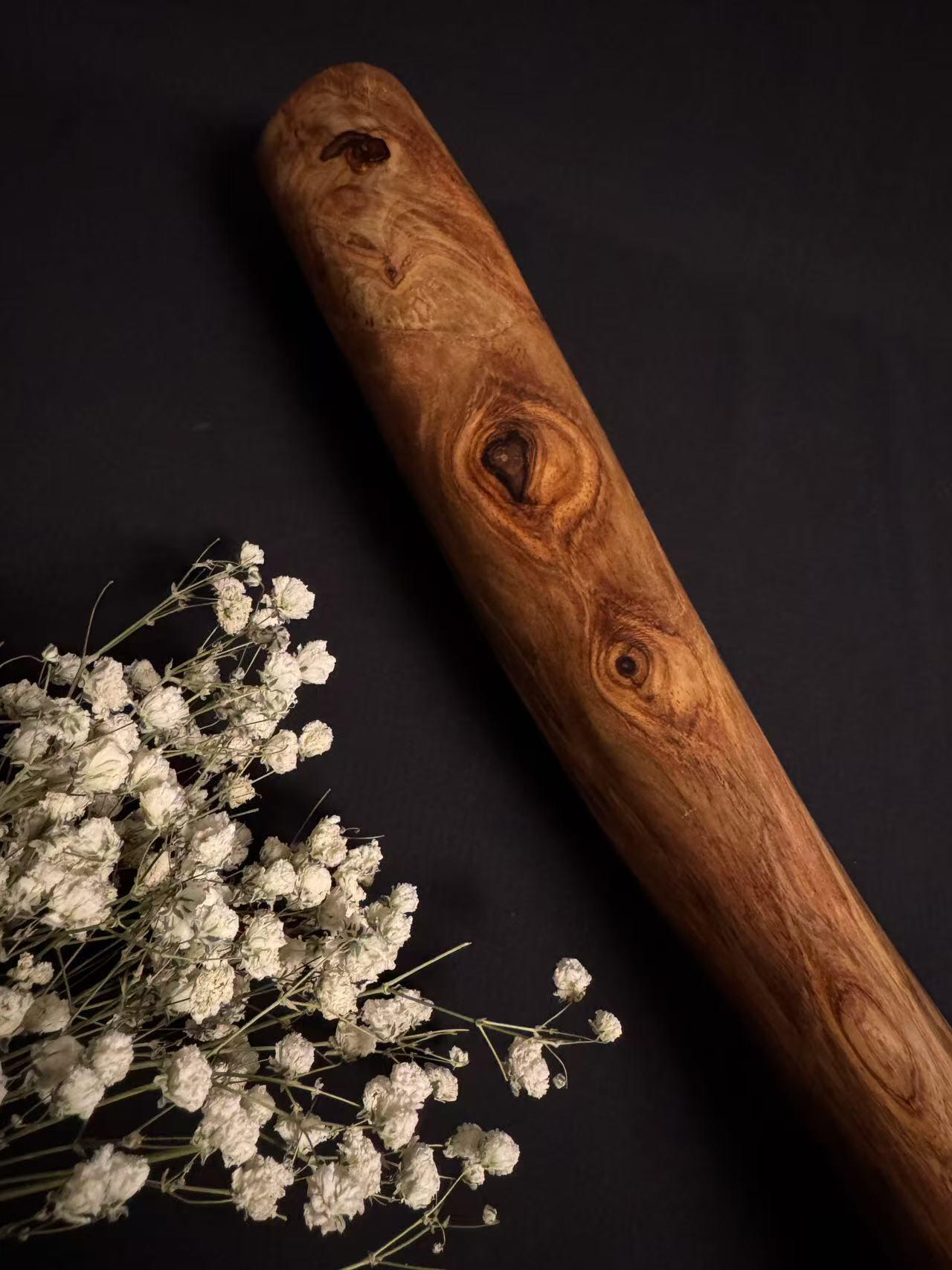 零元拍：NO.21终于在节前收到这批送出去加工的海南黄花梨随型把玩棍横财，这也许就是玩木头的乐趣吧，每一个花纹都独一无二，是自然与匠心的完美邂逅。 它保留了木材最本真的曲线，每一处起伏都像是时光在木头上留下的指纹。尺寸：490/50/55MM