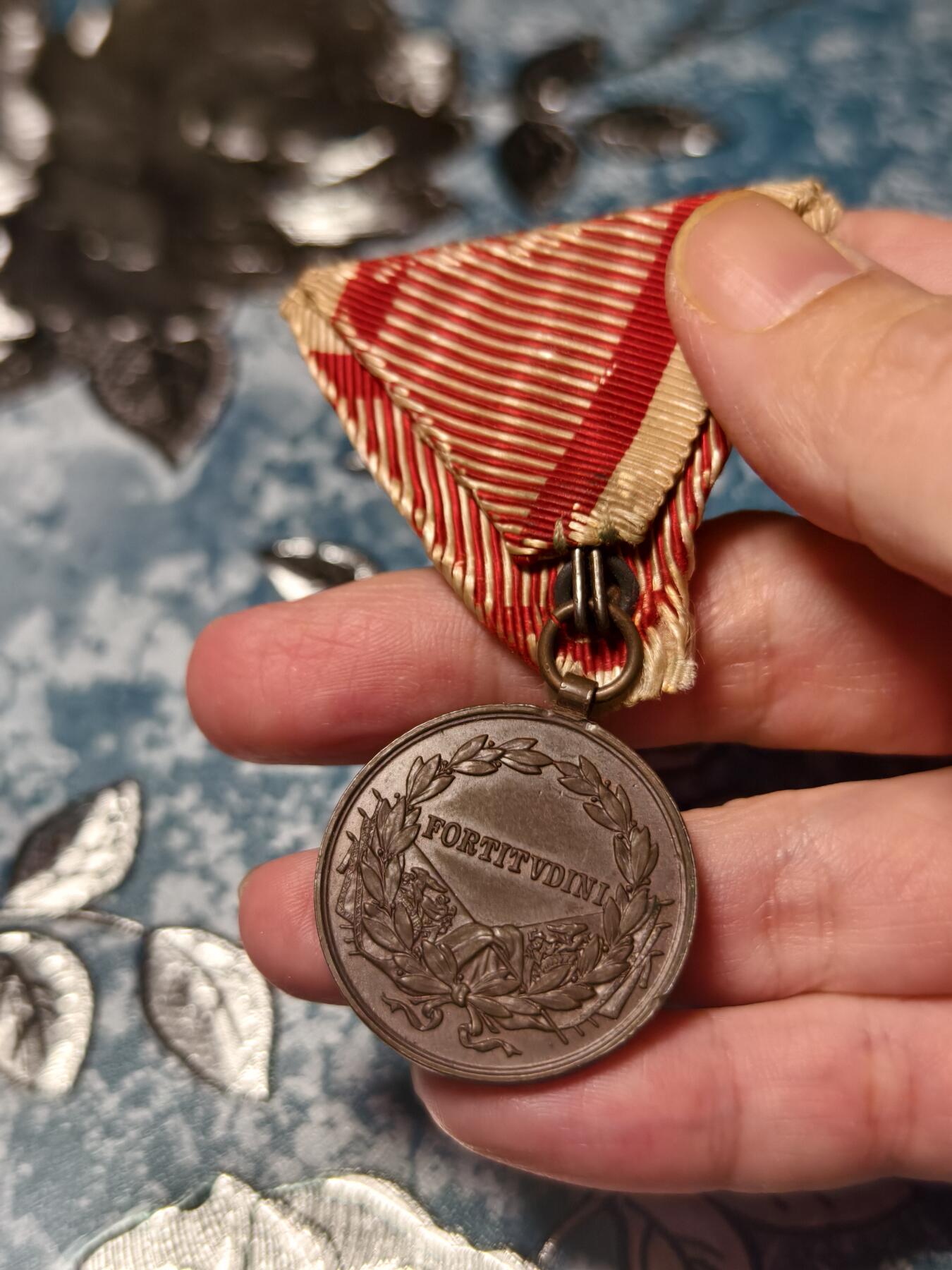 抚柳草堂-第十五期章牌钱币  奖章勋章限时免佣 满百包邮 放漏专场 奥匈帝国卡尔一世时期（1917–1918）勇敢奖章   少见的卡尔一世版奥匈帝国末代皇帝