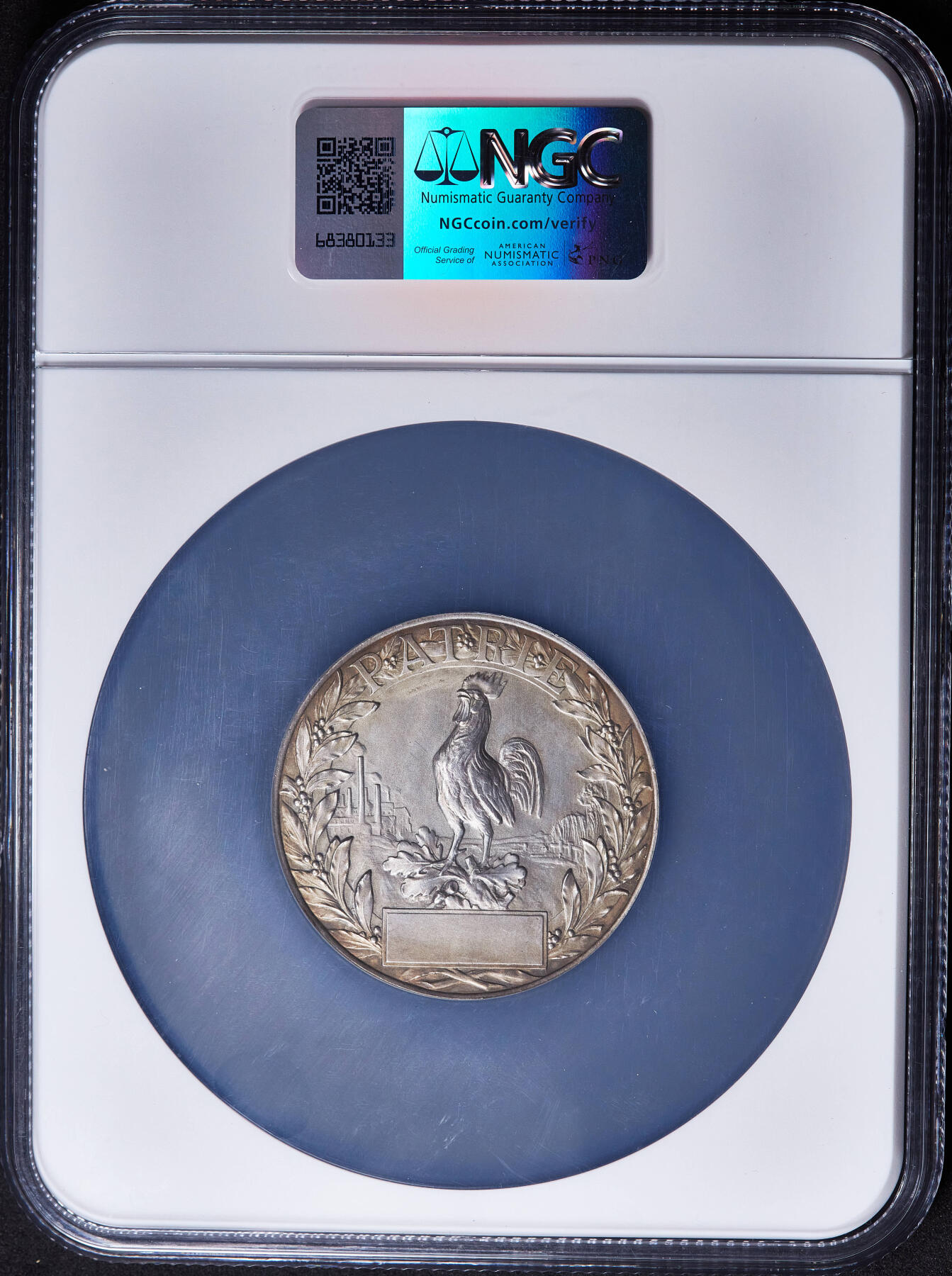 【俄甄集藏】2026年(049)03-18星期三 晚 19:30 全场包邮 法国1915年法兰西母亲坐像纪念一战国家救助日大银章，NGC MS63，五彩包浆，丰饶角铭，直径50mm