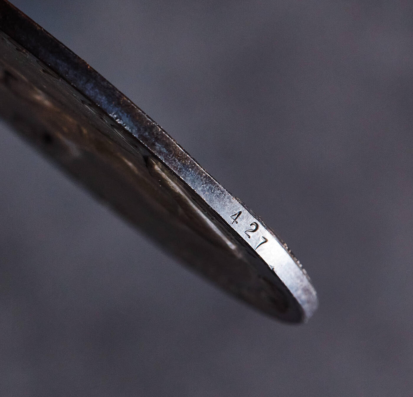 【俄甄集藏】2026年(049)03-18星期三 晚 19:30 全场包邮 英国1967年纪念弗朗西斯·奇切斯特爵士环球航行大银章，原盒证，五彩酱彩老包浆，直径：57mm，重量：75.2克，发行量：1000枚，稀少品种