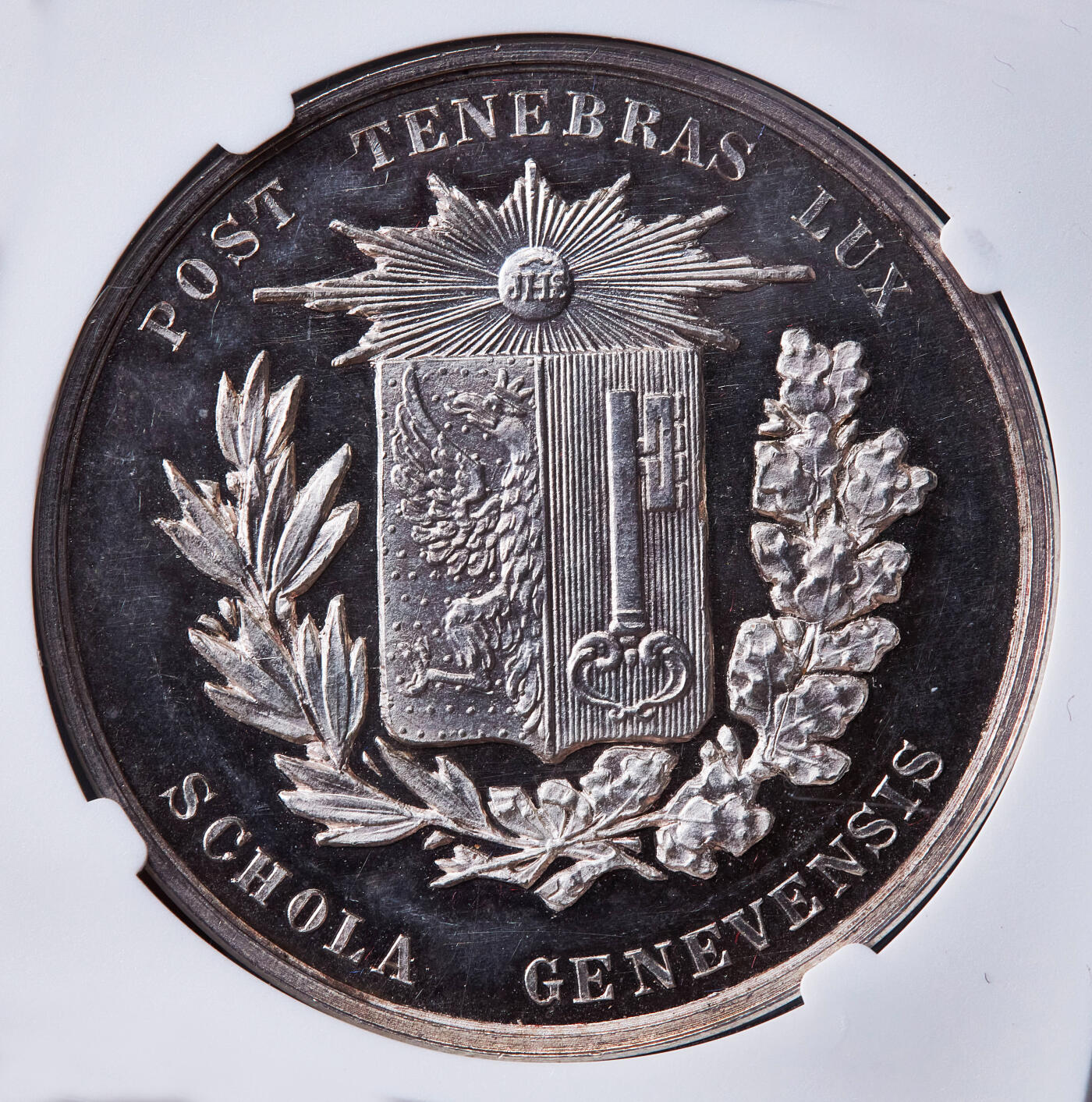 【俄甄集藏】2026年(049)03-18星期三 晚 19:30 全场包邮 瑞士19世纪日内瓦学院银质奖章，NGC MS64，高浮雕，原味包浆，类精制底板，沉思的学者与“黑暗之后是光明”的拉丁文格言遥相呼应，设计精美