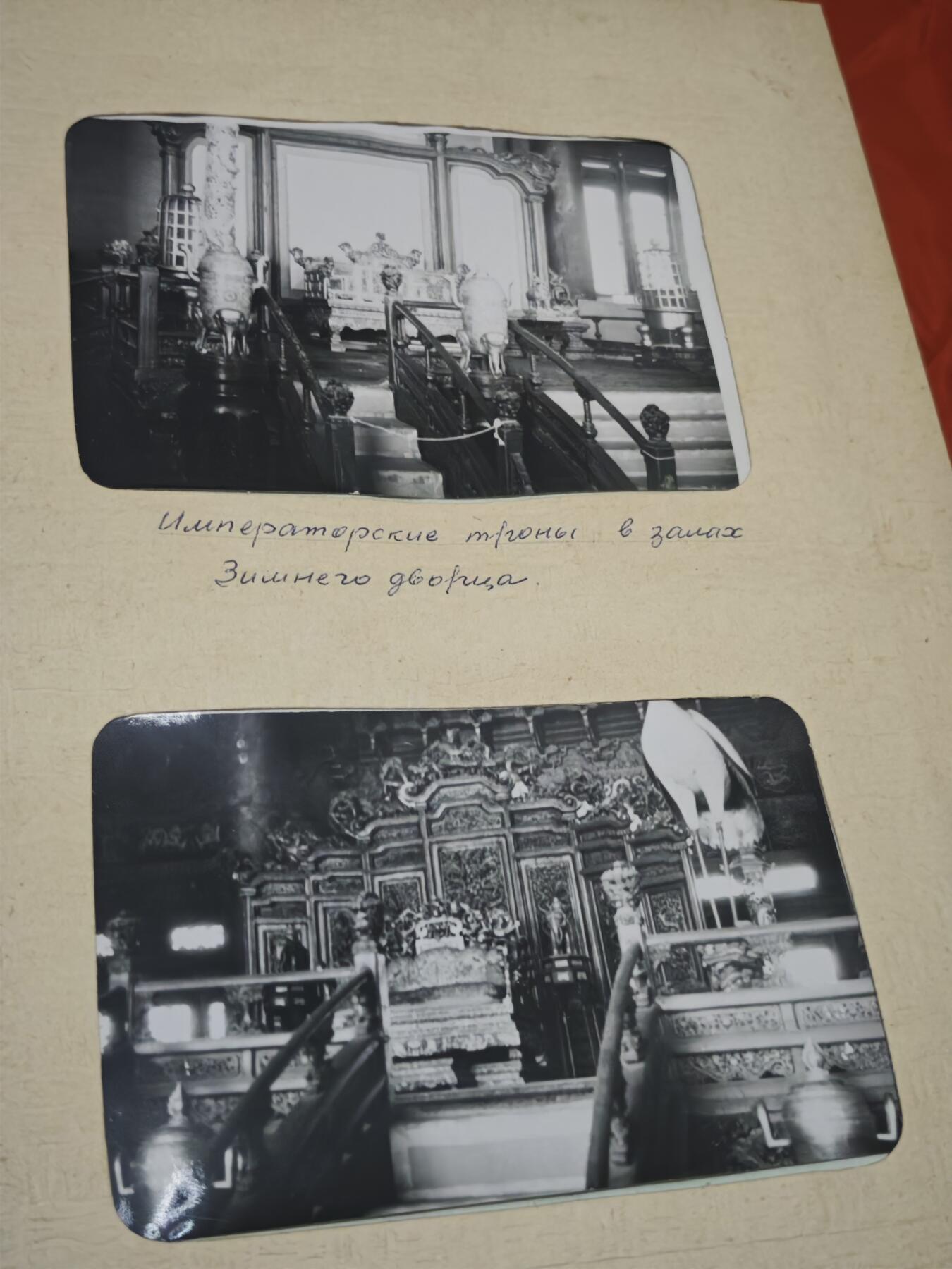 橙子收藏第五期 1956年苏联亚裔农业专家摄影家国庆访华老照片相册  (一百多张，看视频）)   这本1956年的俄文精装相册《Альбом》，是苏联中亚亚裔友人В.Н. 多胡纳耶夫于中苏友好蜜月期，以国庆短期访问视角留下的北京，上海等纪实影像集，是新中国成立初期国庆风貌与中苏民间友好交流的珍贵视觉见证。