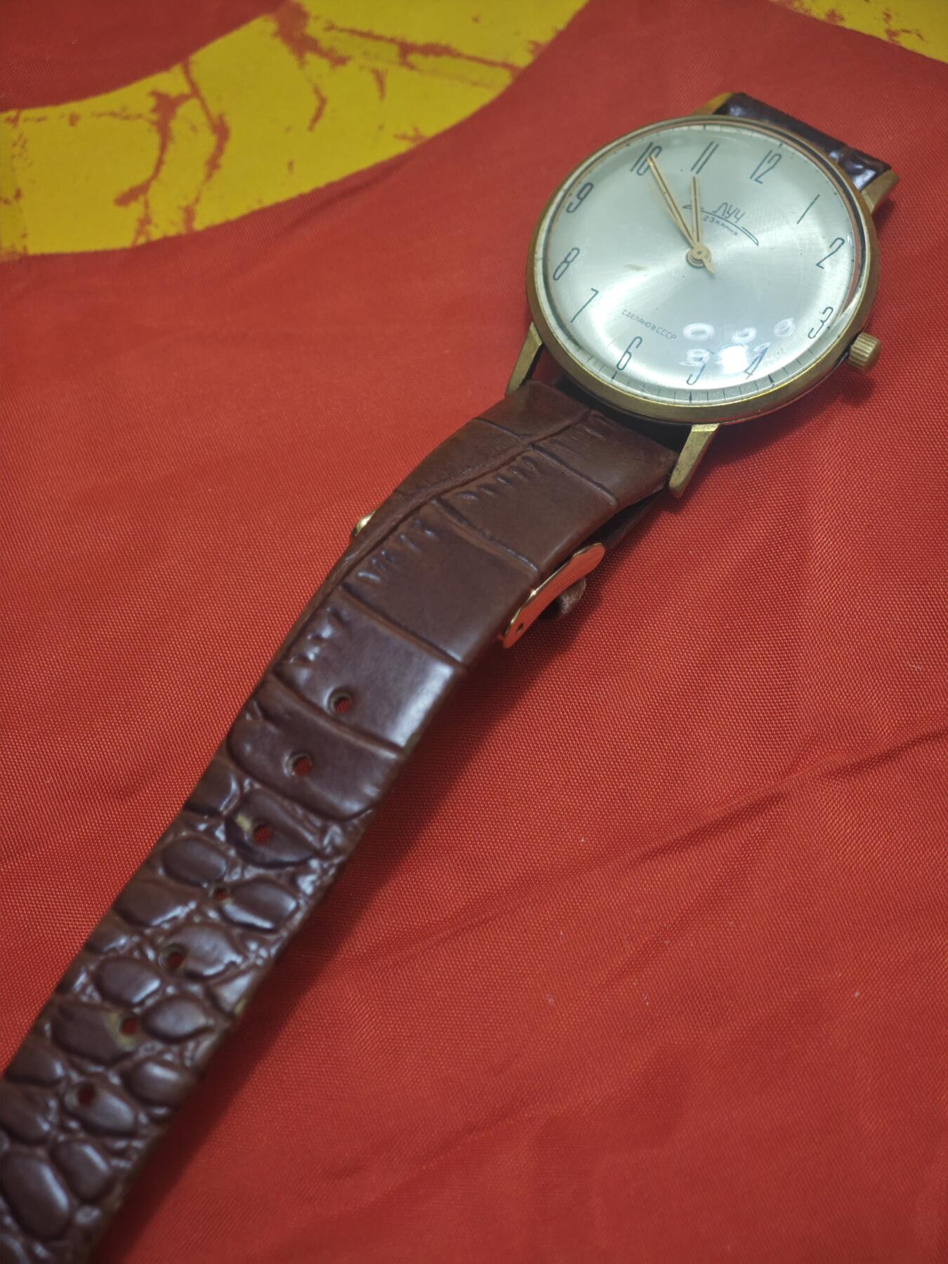 橙子收藏第五期 苏联ЛУЧ（光芒）23钻镀金手动机械腕表(正常走针）， 苏联时期明斯克手表厂（Минский часовой завод）生产的ЛУЧ（Luch，意为“光芒”）牌手动机械腕表，是苏式民用钟表工业的经典代表作