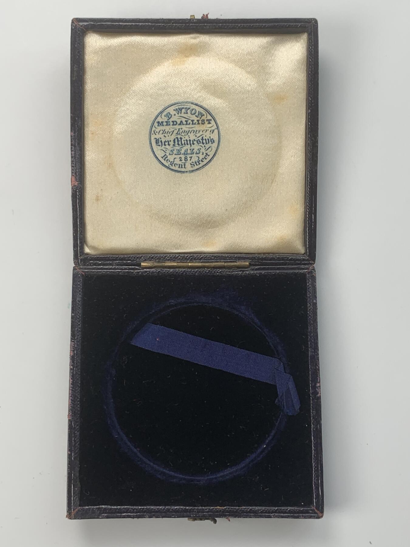 掌中浮雕-藏着的欧洲第054场 NGC MS61 : 1821年乔治四世加冕银章，51mm ,原盒，稀少品种，正面是小托马斯.怀恩1817年遗作，背面本杰明.怀恩雕刻，SBP同款PCGS SP61成交价840美金