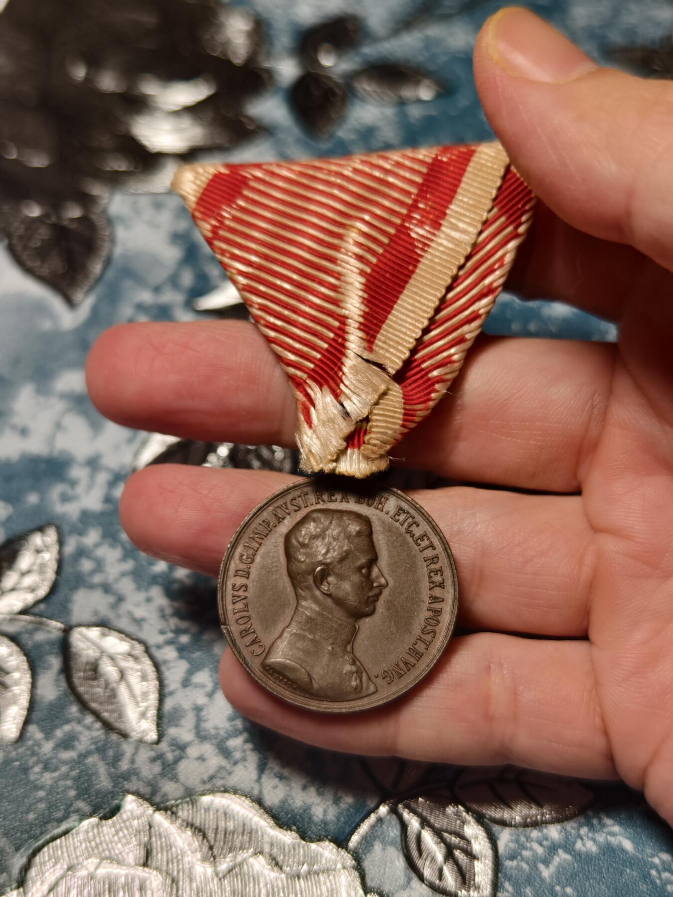 抚柳草堂-第十五期章牌钱币  奖章勋章限时免佣 满百包邮 放漏专场 奥匈帝国卡尔一世时期（1917–1918）勇敢奖章   少见的卡尔一世版奥匈帝国末代皇帝