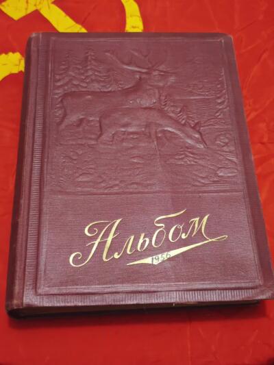橙子收藏第五期 1956年苏联亚裔农业专家摄影家国庆访华老照片相册  (一百多张，看视频）)   这本1956年的俄文精装相册《Альбом》，是苏联中亚亚裔友人В.Н. 多胡纳耶夫于中苏友好蜜月期，以国庆短期访问视角留下的北京，上海等纪实影像集，是新中国成立初期国庆风貌与中苏民间友好交流的珍贵视觉见证。