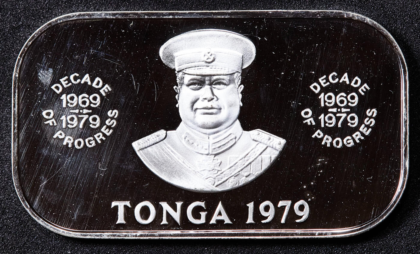 【俄甄集藏】2026年(049)03-18星期三 晚 19:30 全场包邮 汤加1979年陶法阿豪·图普四世纪念王国独立十周年FAO粮农组织1潘加方形饼干精制大银币，重24.5克，999银，发行量850枚，十分稀有的品种