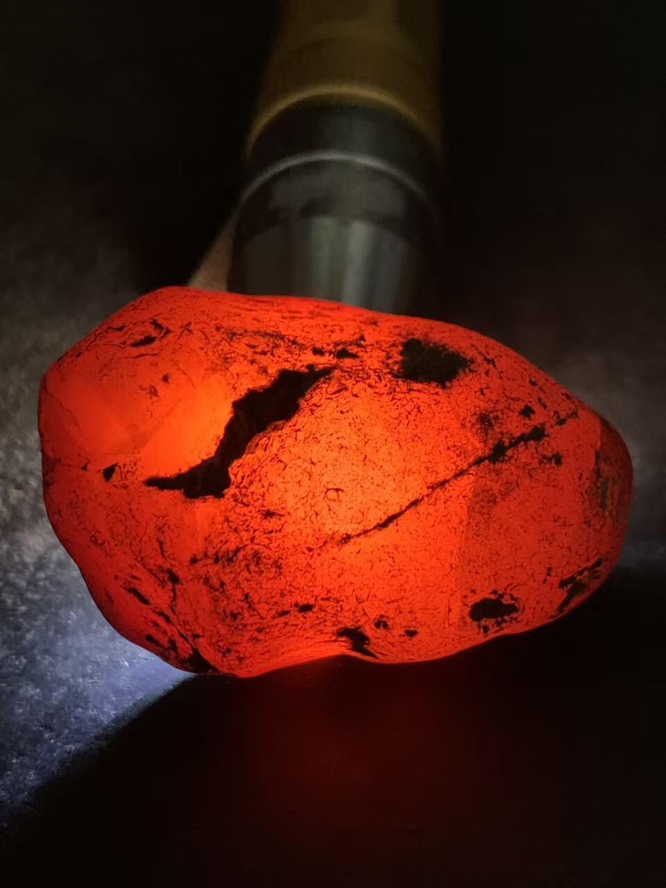 精美红皮红冻料开窗料南红玛瑙原石一颗，