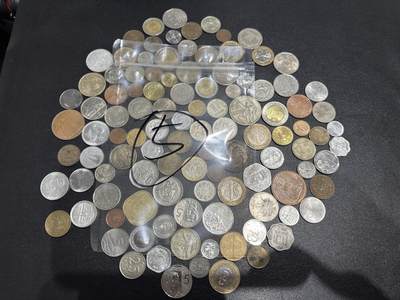 《外钞收藏家》第六百一十六期（精品场）（长期征集拍品、欢迎藏友们联系合作） - 硬币包5号 几十枚一起