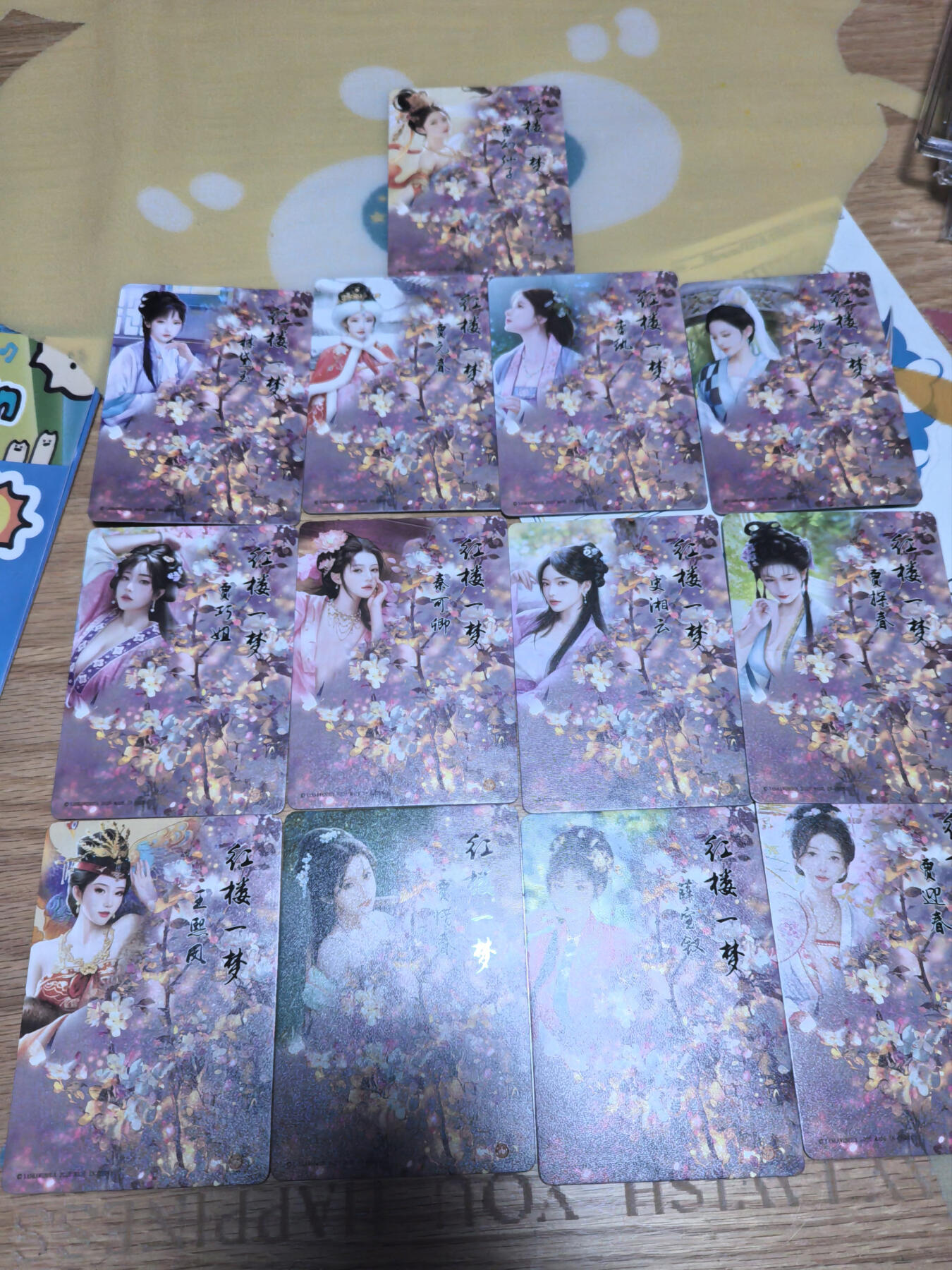 琦卡当当铺～第36期★★新年快乐~各种类型亲签A4都有~支持寄存★★~【9点40结束】扫码加群抽[包邮券]~ 炎卡文化燎原灰与老师绘绘红楼梦粗闪13张人物正常版本非常好看