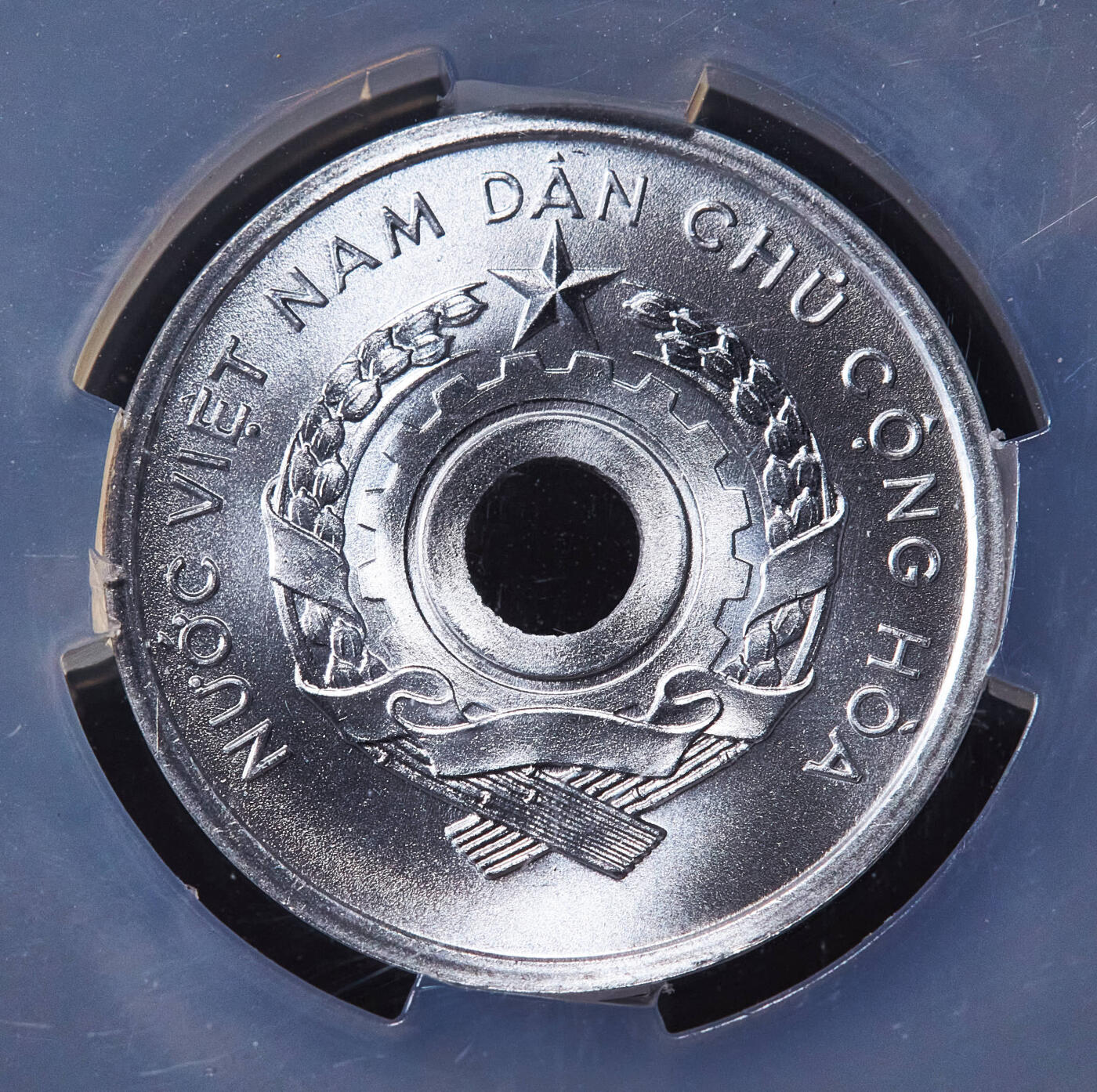 【俄甄集藏】2026年(049)03-18星期三 晚 19:30 全场包邮 越南1958年中孔1绪铝币，信泰 MS68，转光，顶级品相