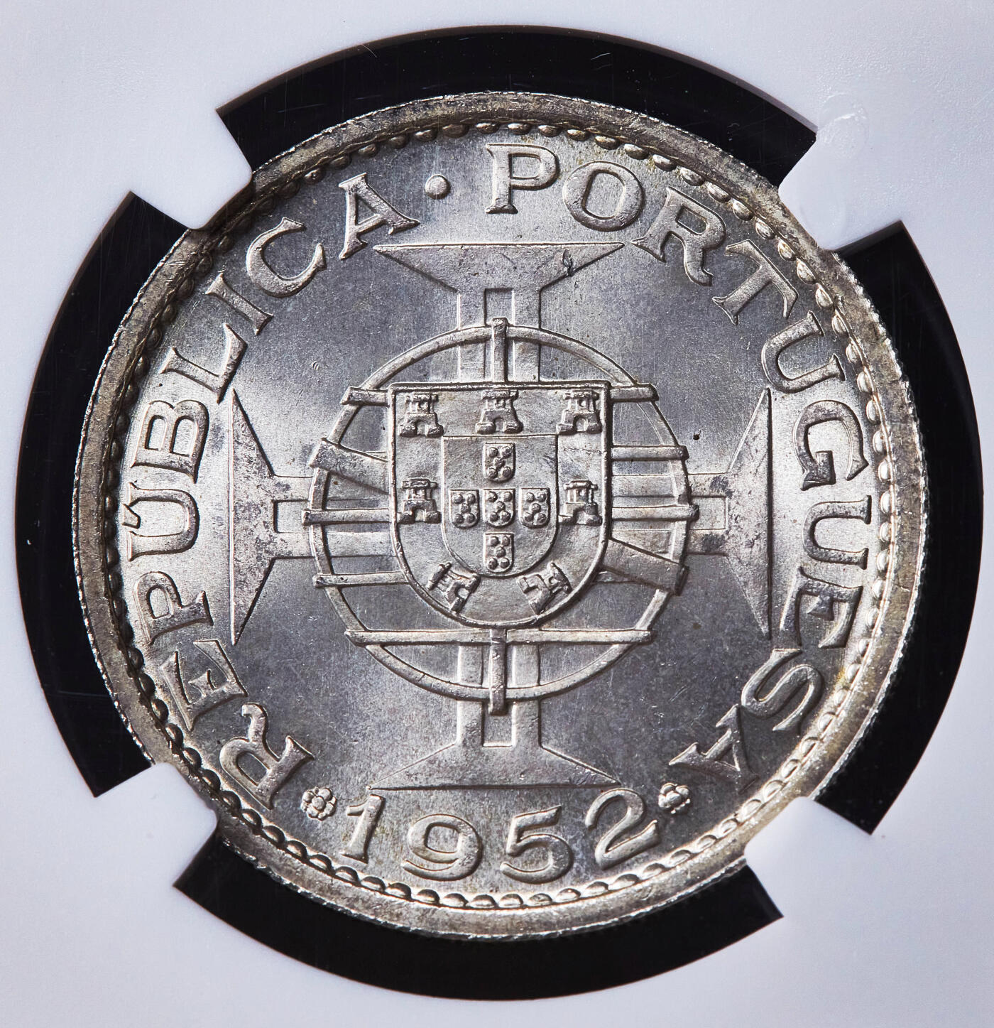 【俄甄集藏】2026年(049)03-18星期三 晚 19:30 全场包邮 葡属澳门1952年5元银币，NGC MS64，转光品相