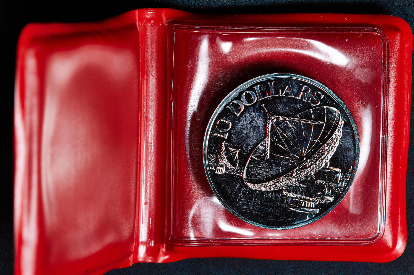 【俄甄集藏】2026年(049)03-18星期三 晚 19:30 全场包邮 新加坡1980年雷达10元类精制克朗型镍币，原包装