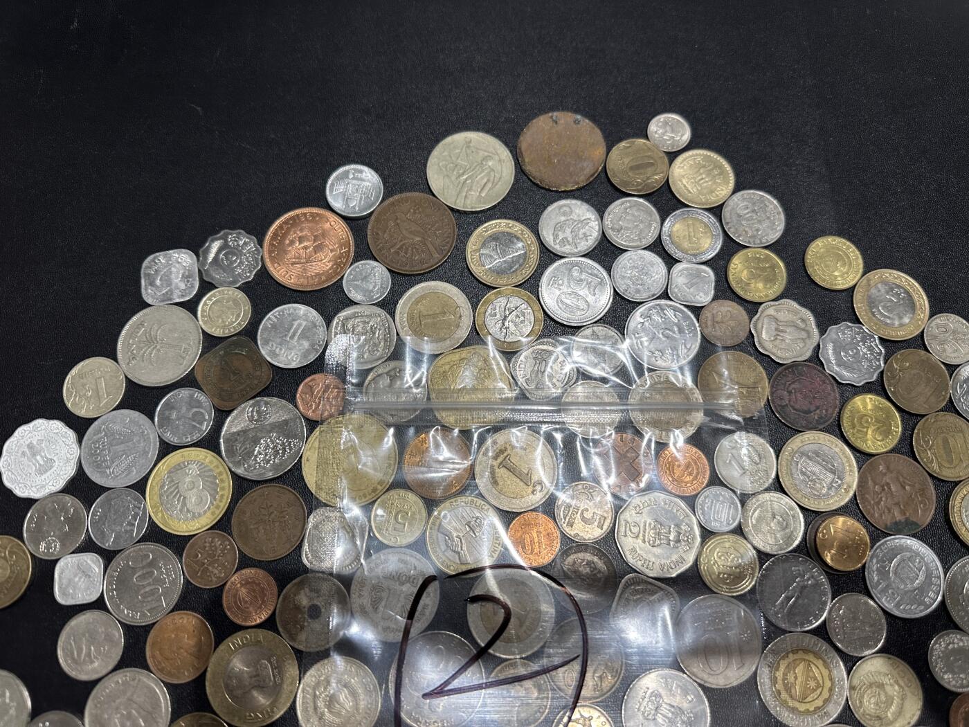 《外钞收藏家》第六百一十六期（精品场）（长期征集拍品、欢迎藏友们联系合作） 硬币包2号 100多枚