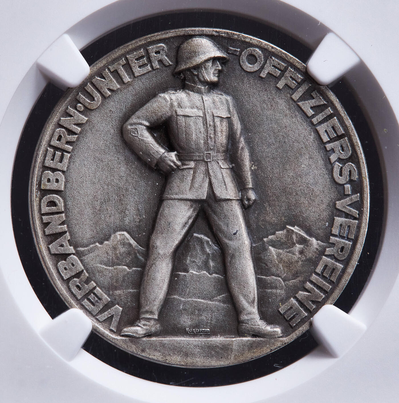 【俄甄集藏】2026年(049)03-18星期三 晚 19:30 全场包邮 瑞士1941年二战军事战备时期图恩市军官协会三项全能军事竞赛纪念银章，NGC MS66，磨砂底板，顶级状态，黄油酱彩老包浆，稀少品种