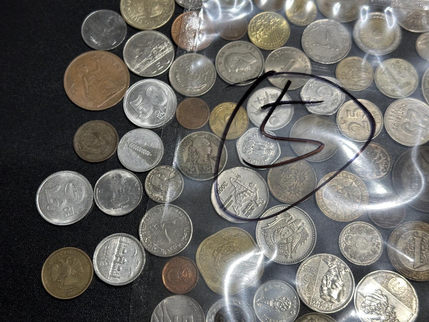 《外钞收藏家》第六百一十六期（精品场）（长期征集拍品、欢迎藏友们联系合作） 硬币包5号 几十枚一起