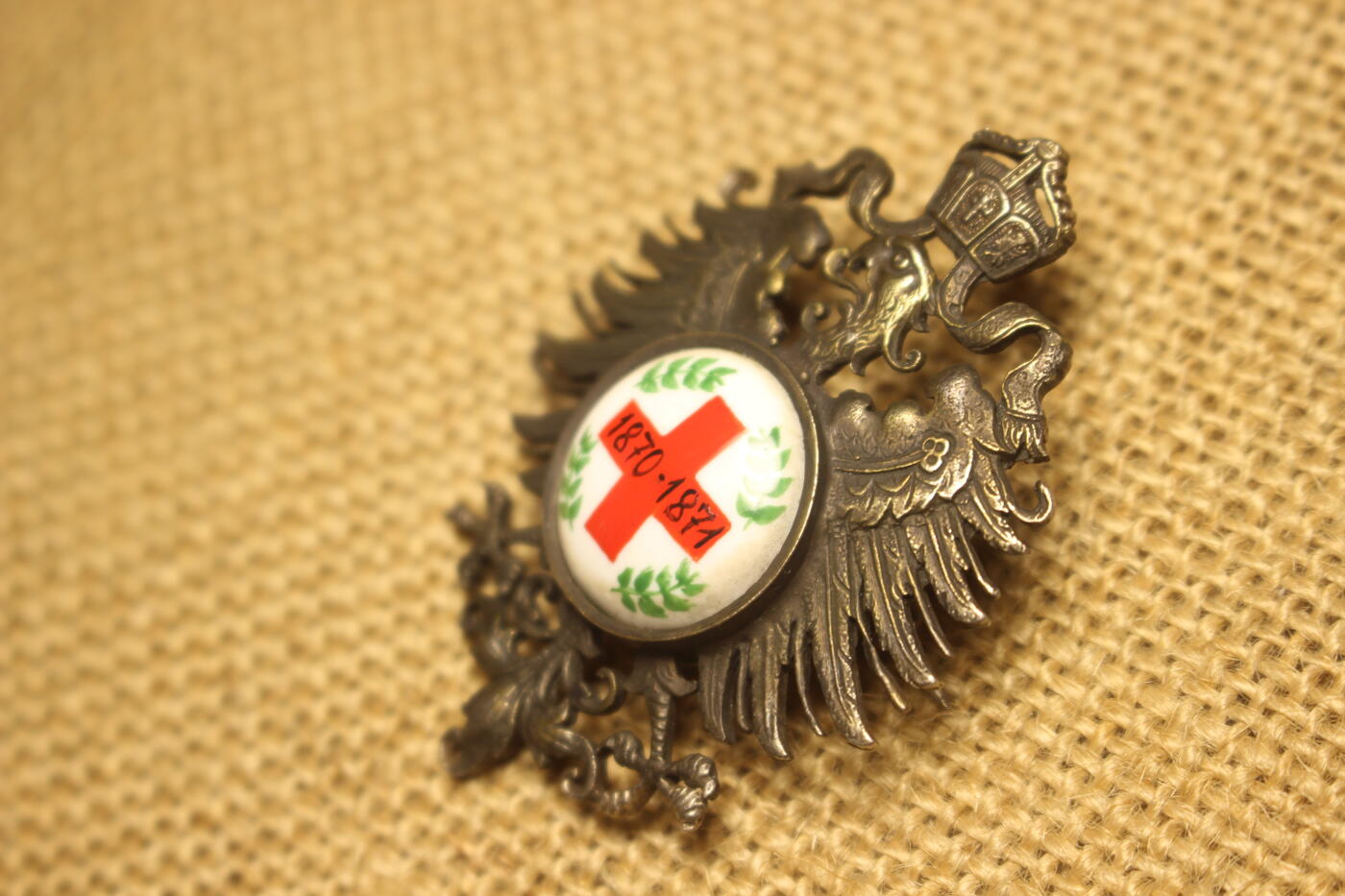 2026.3.14德系主题拍卖 普法战争红十字会纪念胸章，珠宝商私人订制产品，陶瓷彩绘，背盖打800银标Lot14，机测背盖含银量81%，章体其余部分为铜质，近库存品相