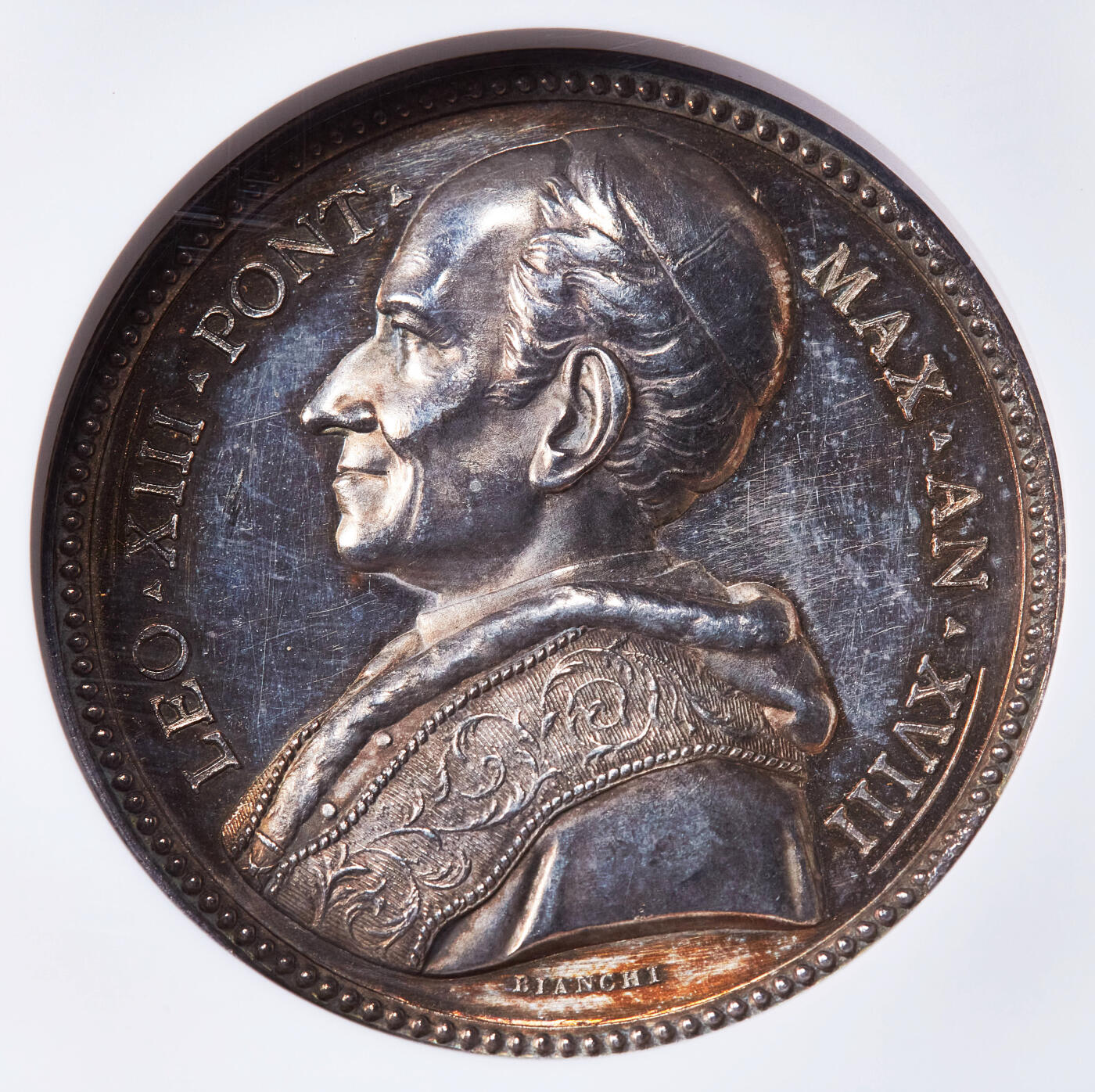 【俄甄集藏】2026年(049)03-18星期三 晚 19:30 全场包邮 梵蒂冈教皇国1895年利奥十三世头像纪念本笃会神学院阿文丁山安瑟伦学院成立十周年大银章，NGC UNCD，高浮雕，类精制底板，黄油彩老包浆