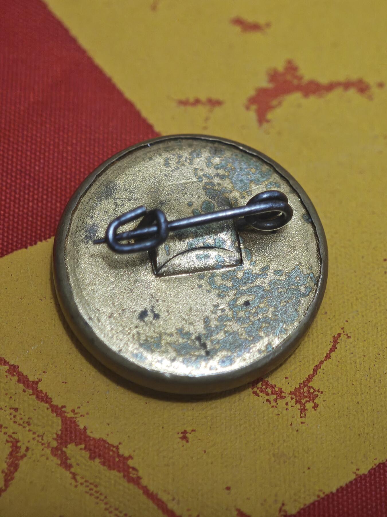 橙子收藏第五期 卡尔·马克思主题的小型纪念像章，是国际共产主义运动与社会主义思潮的重要实物见证