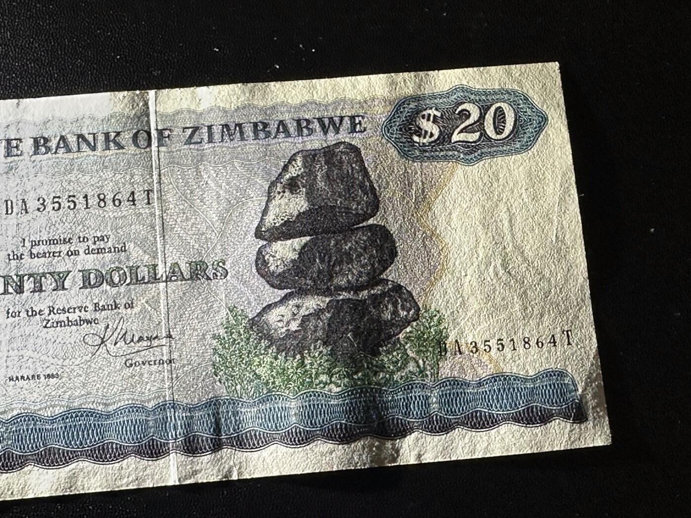 《外钞收藏家》第六百一十六期（精品场）（长期征集拍品、欢迎藏友们联系合作） 津巴布韦5元全新和20AU 2张一起