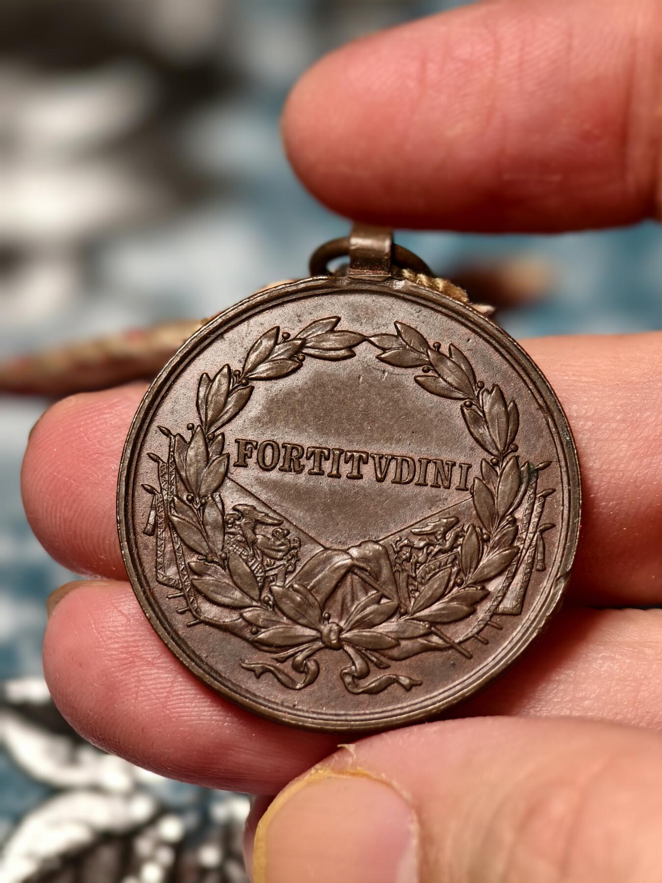 抚柳草堂-第十五期章牌钱币  奖章勋章限时免佣 满百包邮 放漏专场 奥匈帝国卡尔一世时期（1917–1918）勇敢奖章   少见的卡尔一世版奥匈帝国末代皇帝