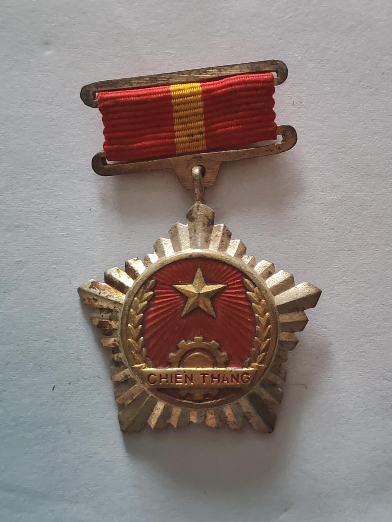 韵星假日军品类拍卖第45期 -- Rimey Holidays Militaria Auction 45 越南民主共和国（北越）越战战时 一级战胜奖章 铜镀金 非后期铝 少有的带珐琅章 颁发给军官