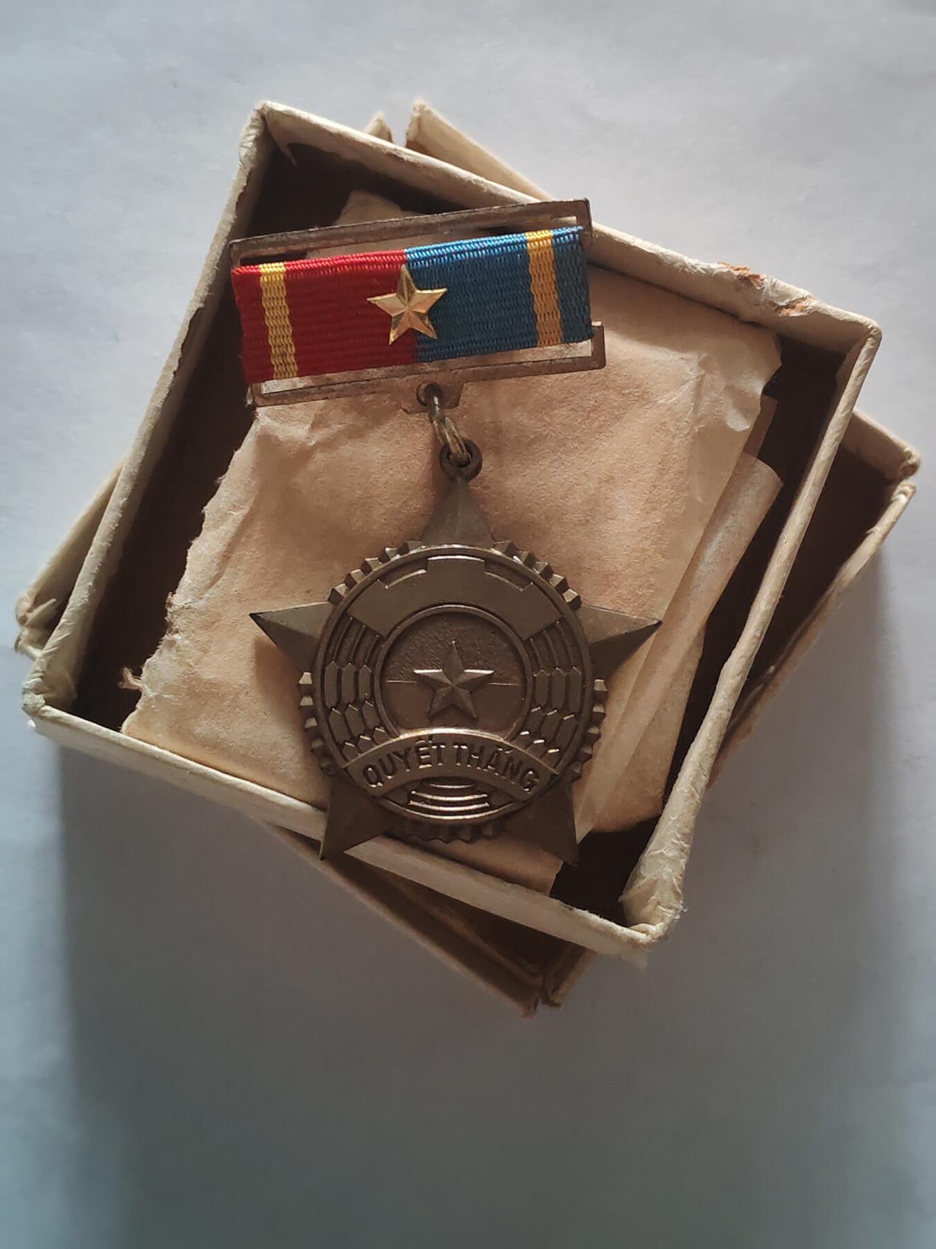 韵星假日军品类拍卖第45期 -- Rimey Holidays Militaria Auction 45 越南南方共和国（越共）二级决胜奖章带原盒原出生纸 原盒非常少 越战战时 铜制 后面不再生产