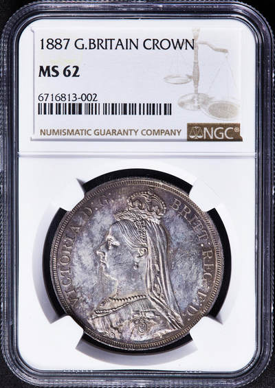 【俄甄集藏】2026年(049)03-18星期三 晚 19:30 全场包邮 - 英国1887年维多利亚高冠马剑1克朗大银币，NGC MS62，紫罗兰原味酱彩老包浆，原光品相，名誉品种