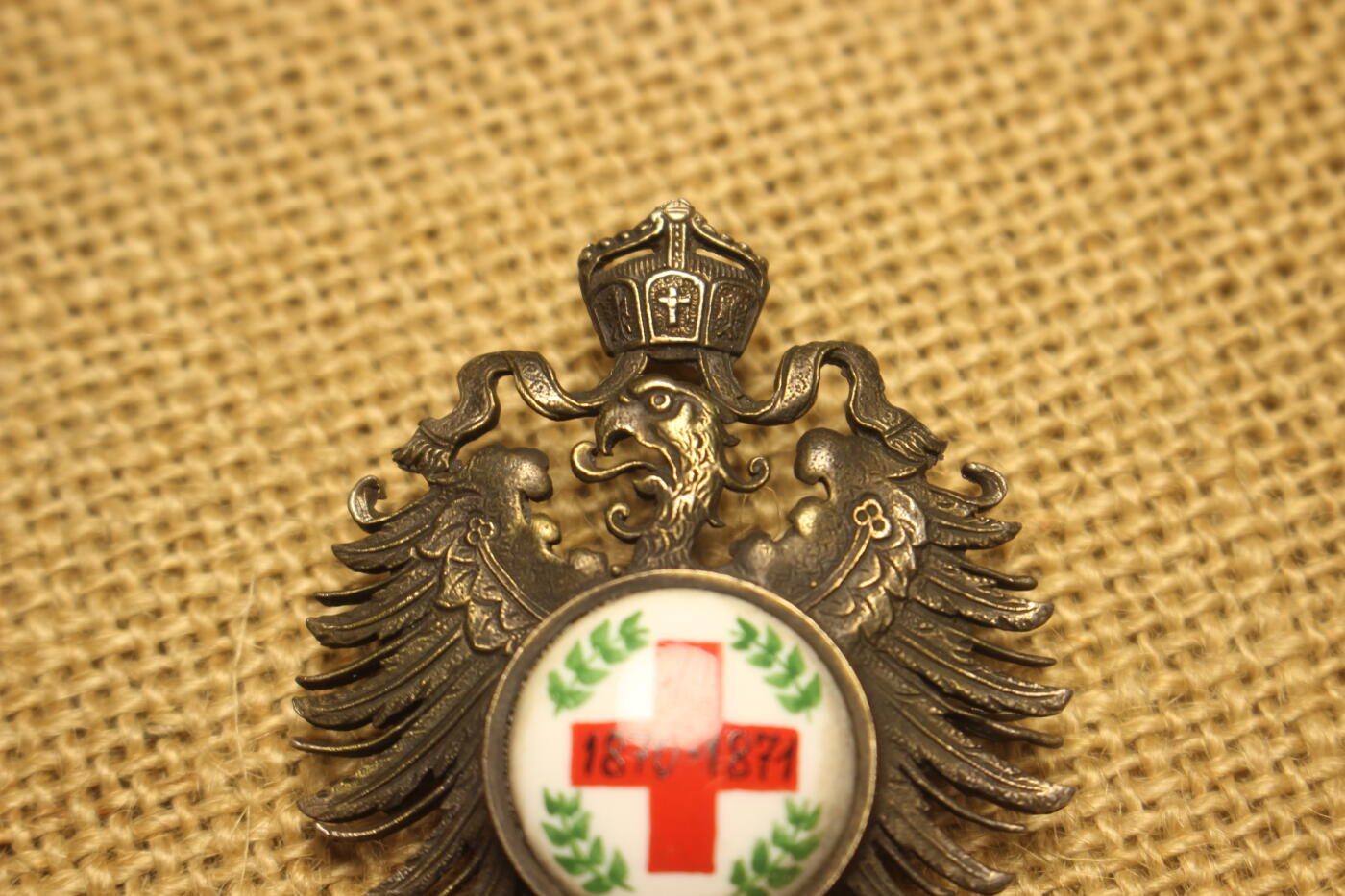 2026.3.14德系主题拍卖 普法战争红十字会纪念胸章，珠宝商私人订制产品，陶瓷彩绘，背盖打800银标Lot14，机测背盖含银量81%，章体其余部分为铜质，近库存品相