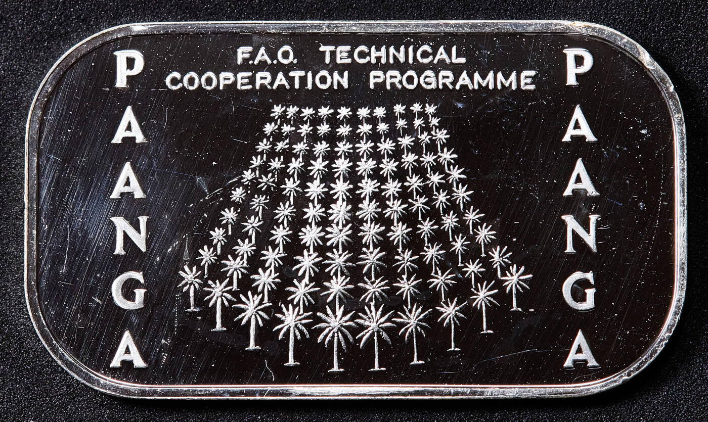 【俄甄集藏】2026年(049)03-18星期三 晚 19:30 全场包邮 汤加1979年陶法阿豪·图普四世纪念王国独立十周年FAO粮农组织1潘加方形饼干精制大银币，重24.5克，999银，发行量850枚，十分稀有的品种